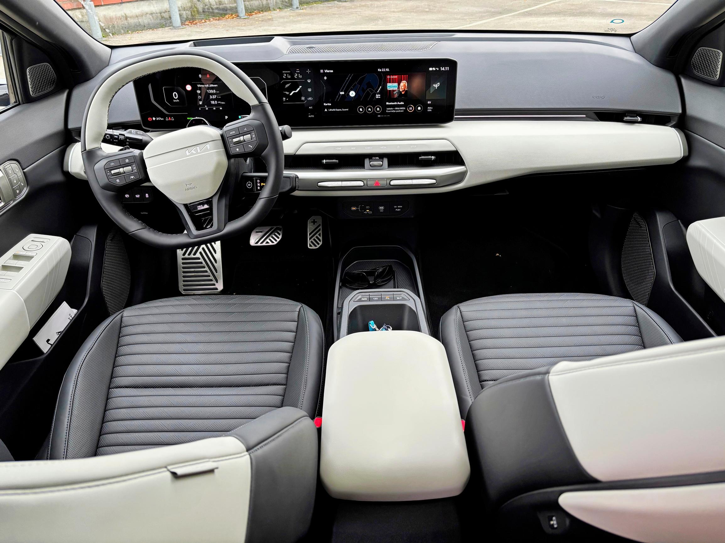 Kia EV4 Fastbackin sukulaisuuden EV3-malliin voi aistia ohjaamosta. Hyvin mietittyä, loogista, toimivaa ergonomiaa ja käytettävyyttä.