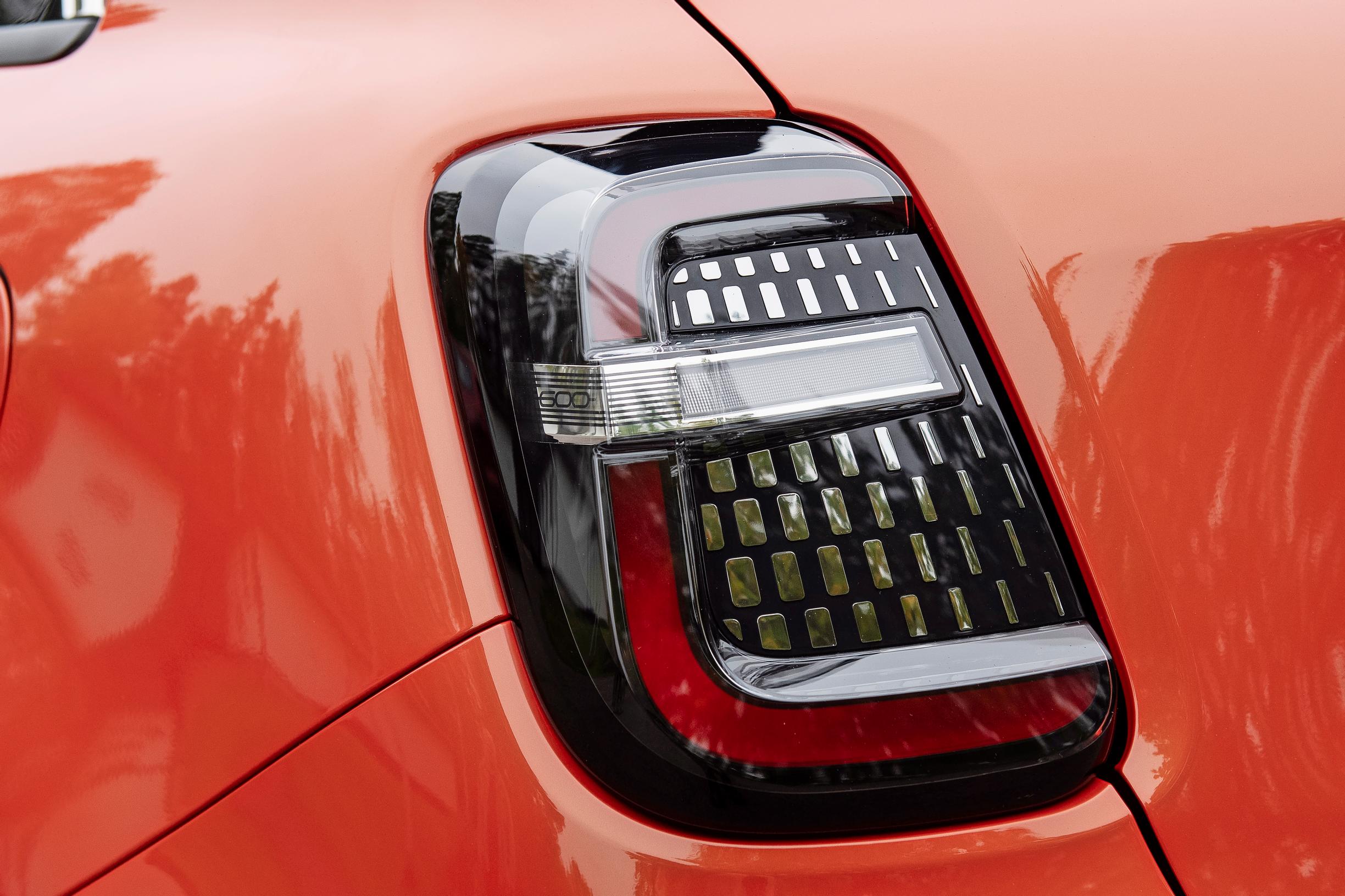 Fiat 600:n takavaloihin on veistetty taiteellinen pintakuvio.