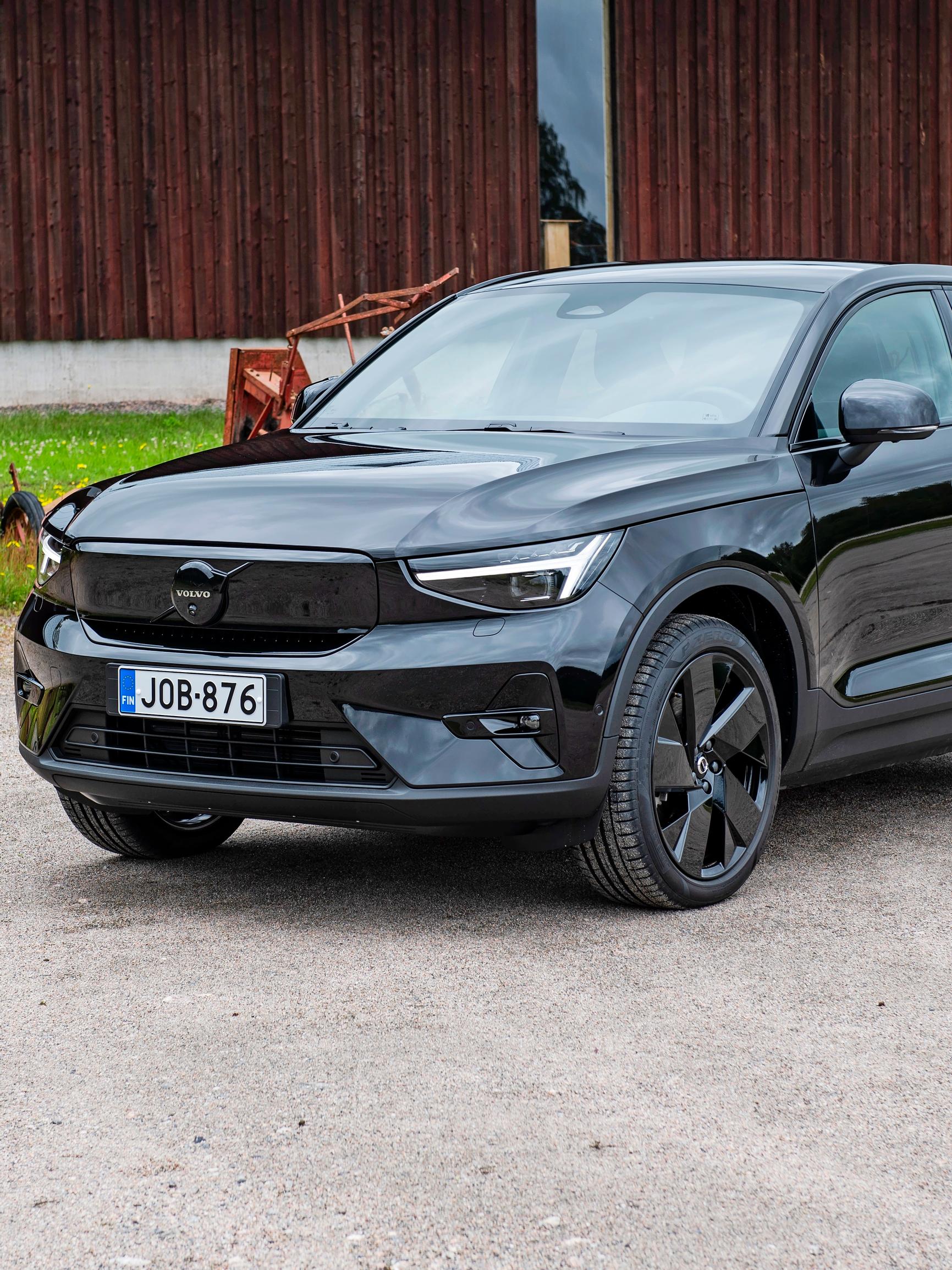 Uusi Volvo EC40 Black Edition on näyttävä pahis, joka lähtee kuin hauki rannasta, mutta ahtaat tilat latistavat tunnelmaa