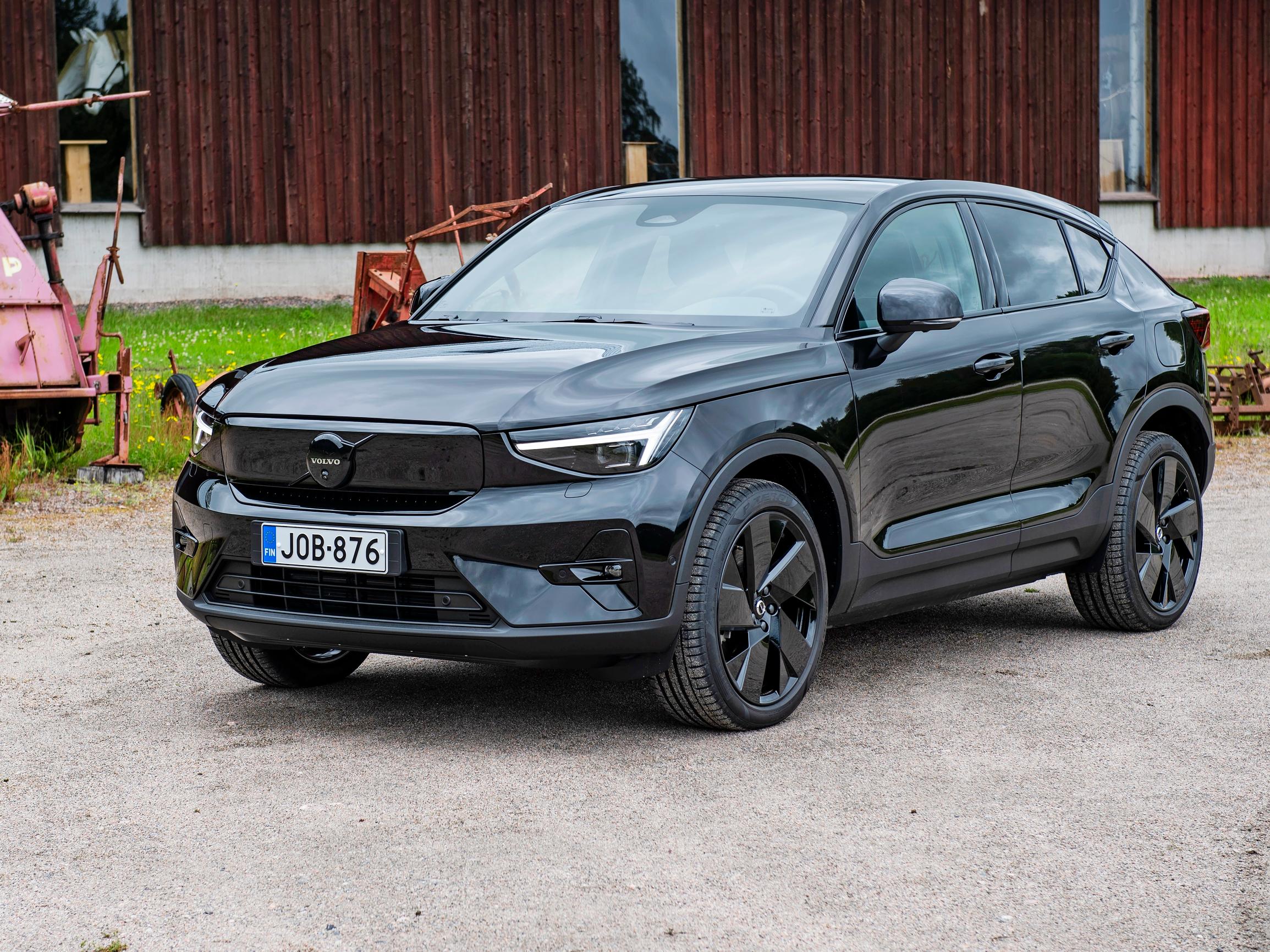 Uusi Volvo EC40 Black Edition on näyttävä pahis, joka lähtee kuin hauki rannasta, mutta ahtaat tilat latistavat tunnelmaa