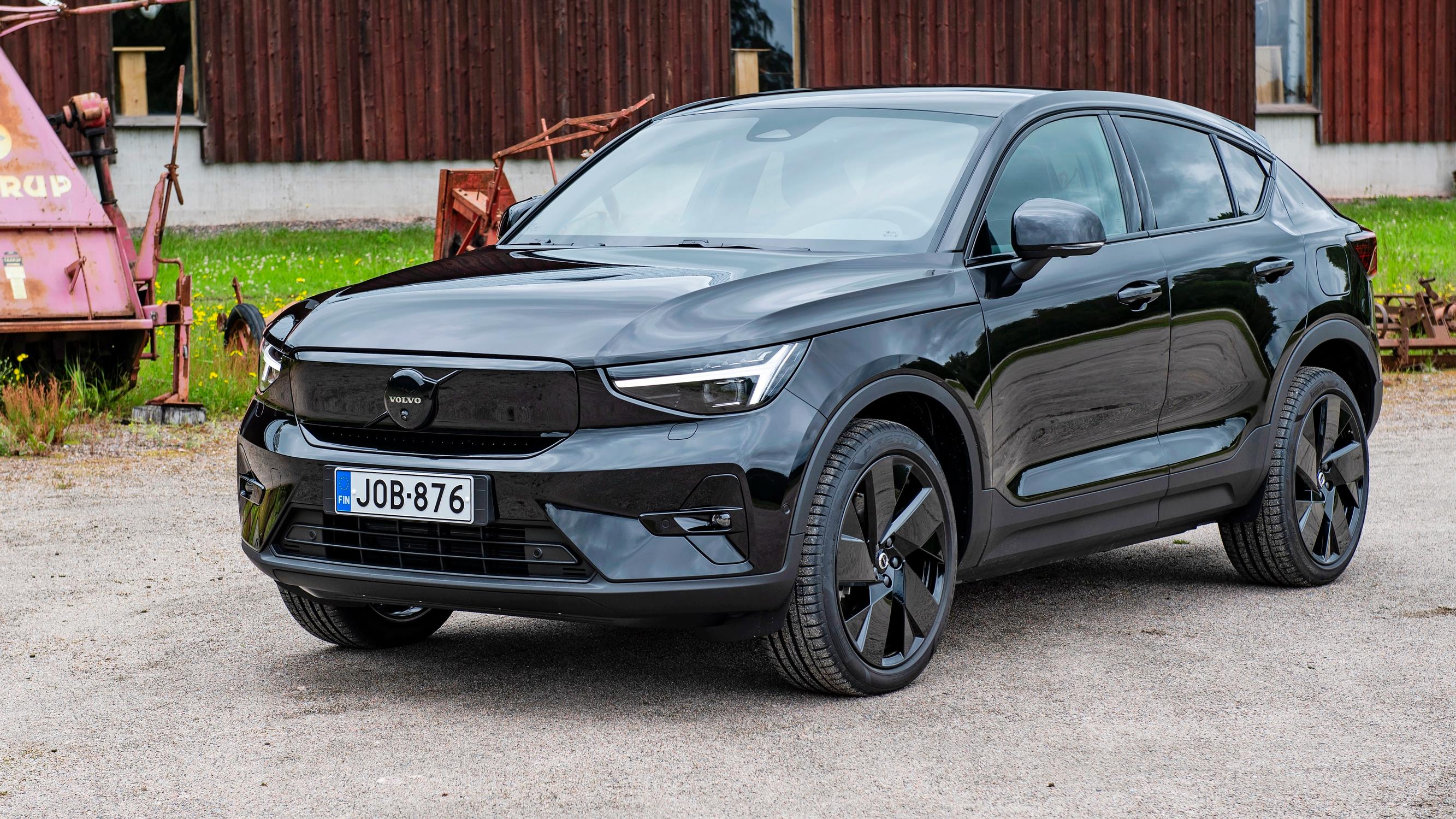 Uusi Volvo EC40 Black Edition on näyttävä pahis, joka lähtee kuin hauki rannasta, mutta ahtaat tilat latistavat tunnelmaa