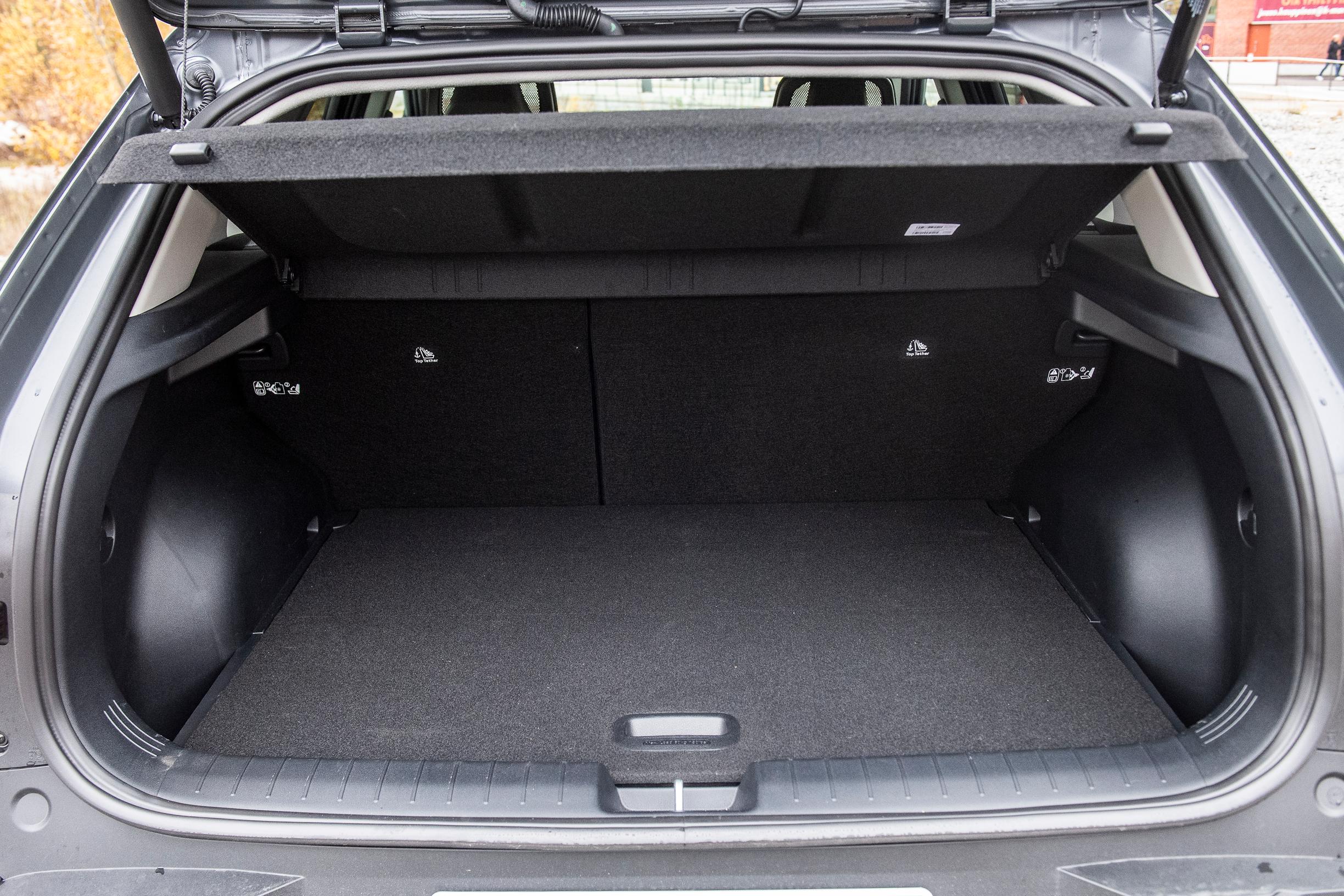 Kia EV4 Hatchbackin tavaratila on valitettavan matala. Se vetää vain 435 litraa.