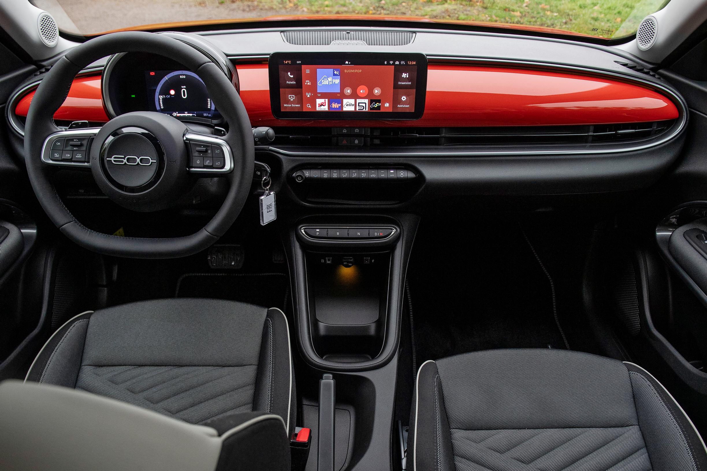 Fiat 600:n raikasta koriväriä on riittänyt myös kojelautaan.