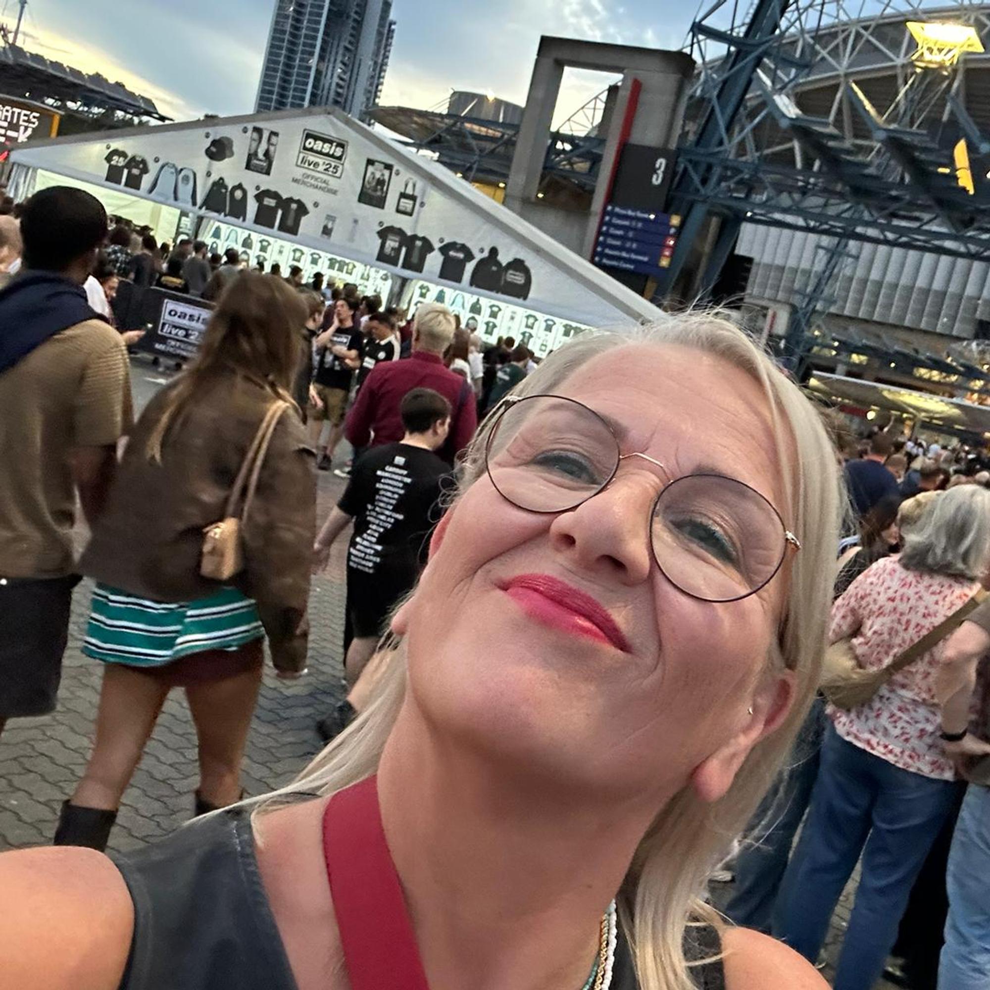 Satun 15 000 kilometrin matka Oasiksen keikalle: ”Sen tiedon vien hautaan, kuinka kallis se lippu oli”