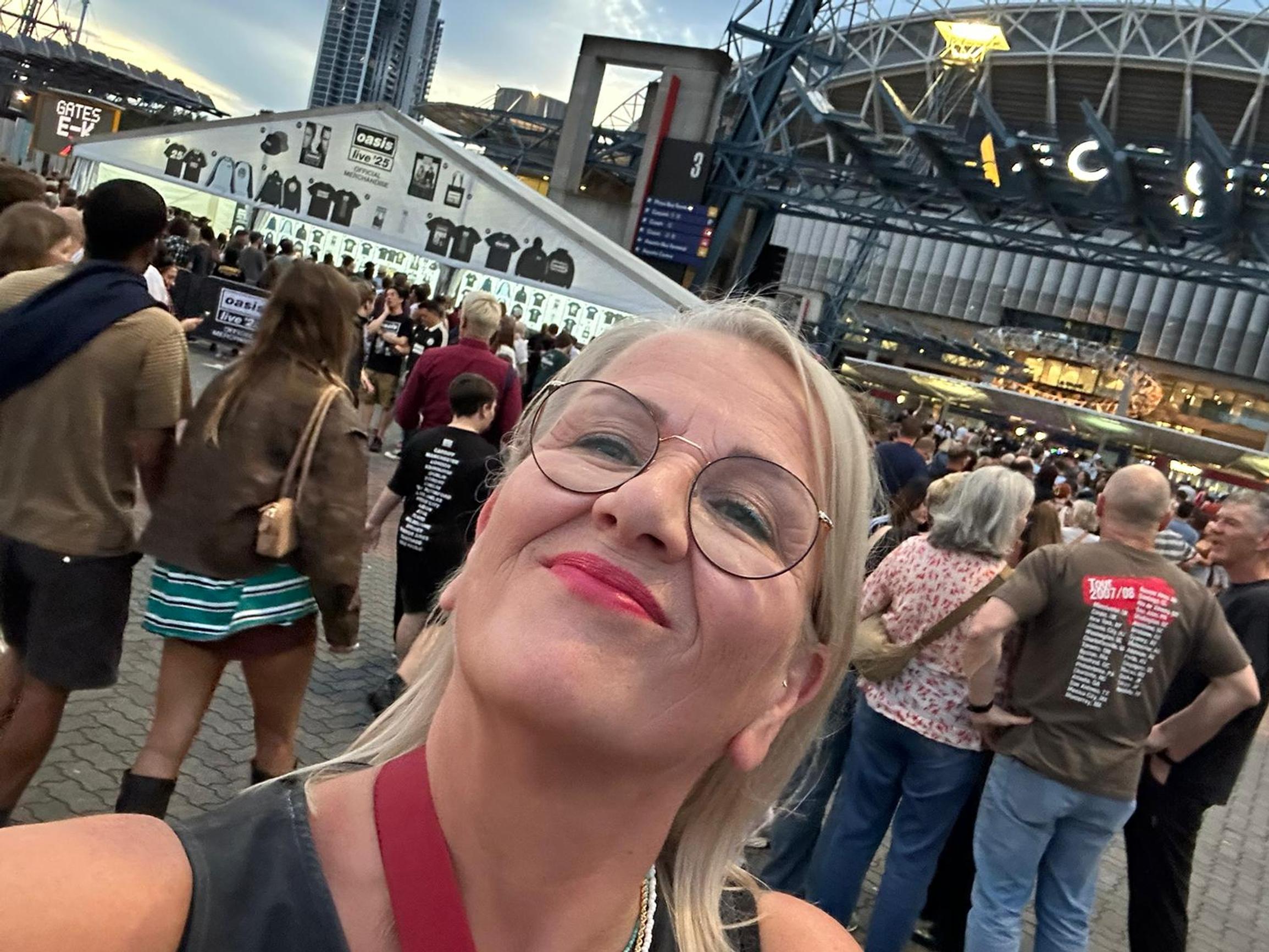 Satun 15 000 kilometrin matka Oasiksen keikalle: ”Sen tiedon vien hautaan, kuinka kallis se lippu oli”