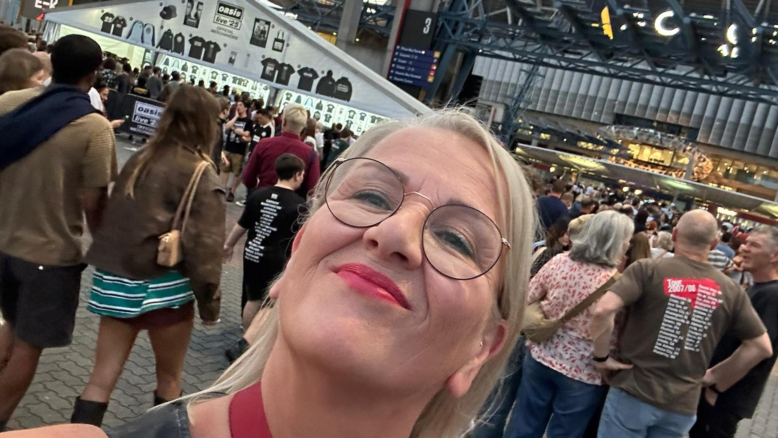 Satun 15 000 kilometrin matka Oasiksen keikalle: ”Sen tiedon vien hautaan, kuinka kallis se lippu oli”