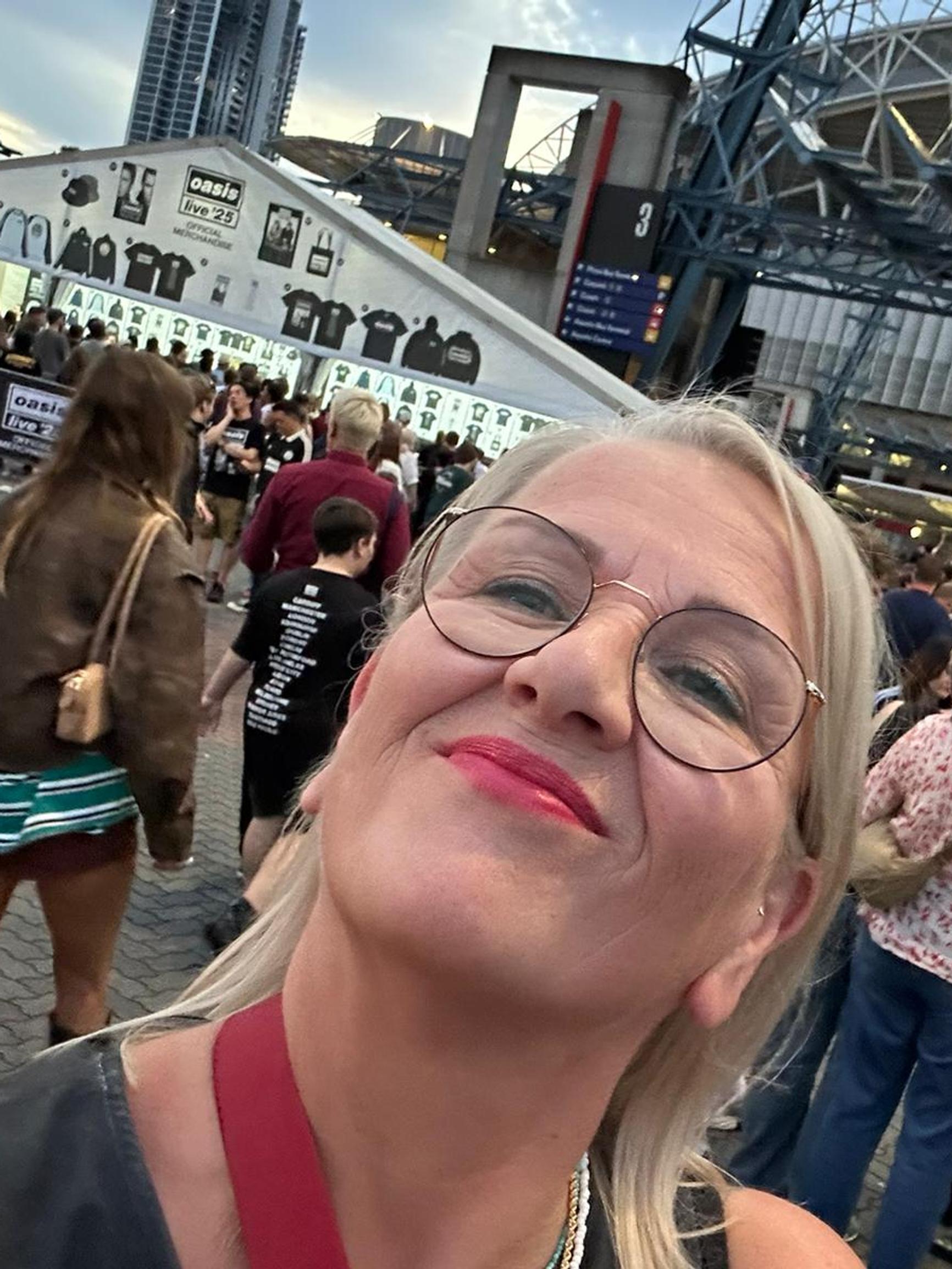 Satun 15 000 kilometrin matka Oasiksen keikalle: ”Sen tiedon vien hautaan, kuinka kallis se lippu oli”