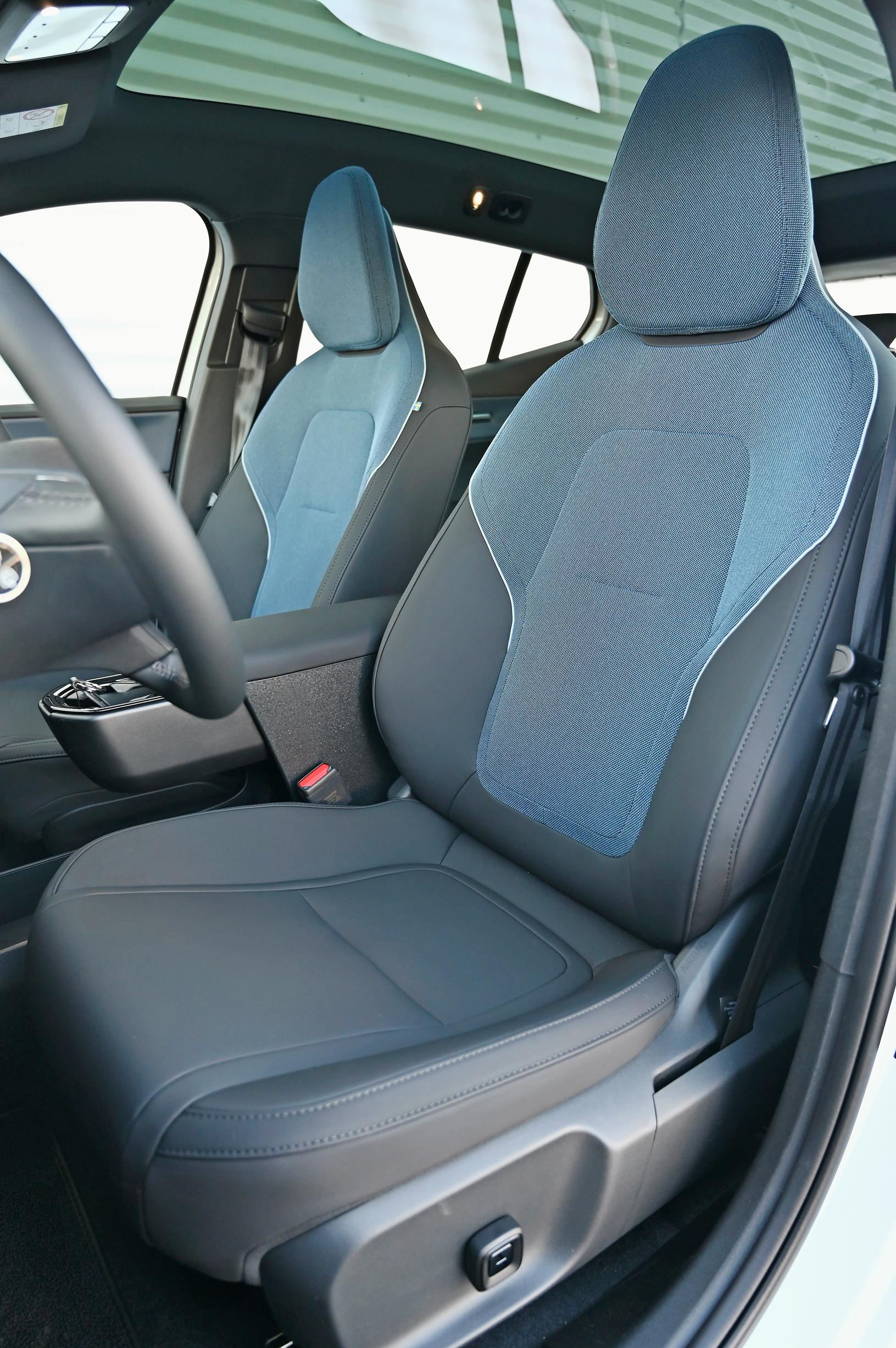 Etuistuimissa on kohtalaisen hyvä selkätuki, mutta lyhyehkö istuinosa. Hyvän ajoasennon löytäminen ei tuota ongelmia.