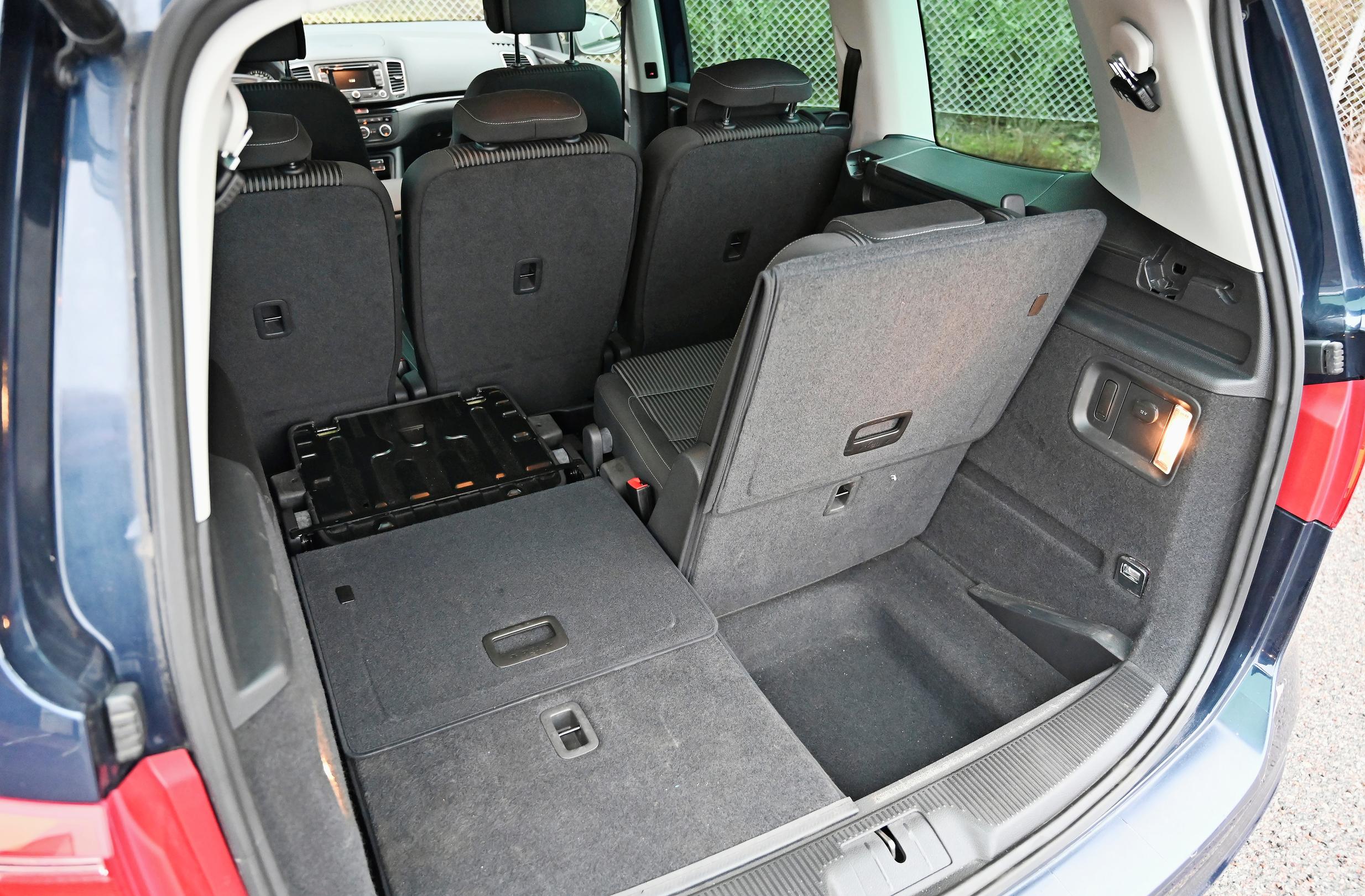 Viimeisen rivin istuimet taitetaan esiin tavaratilan pohjasta.