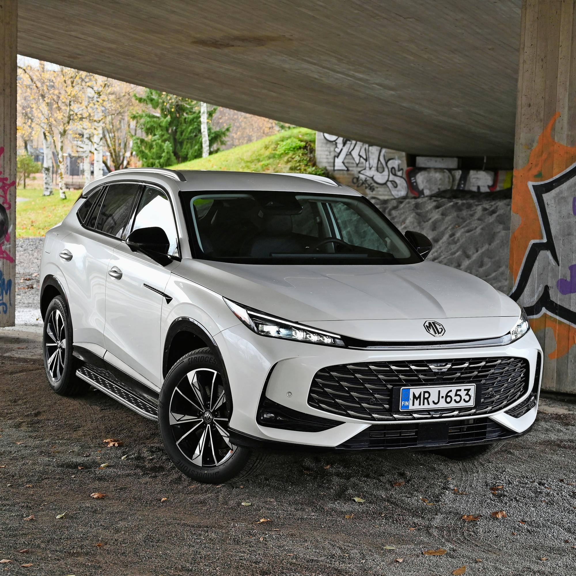 MG HS PHEV Luxuryn käyttöliittymä sekoilee – Mitä ”terveyskeskus” ja ”arvostus” tekevät yli 40 000 euron lataushybridissä?