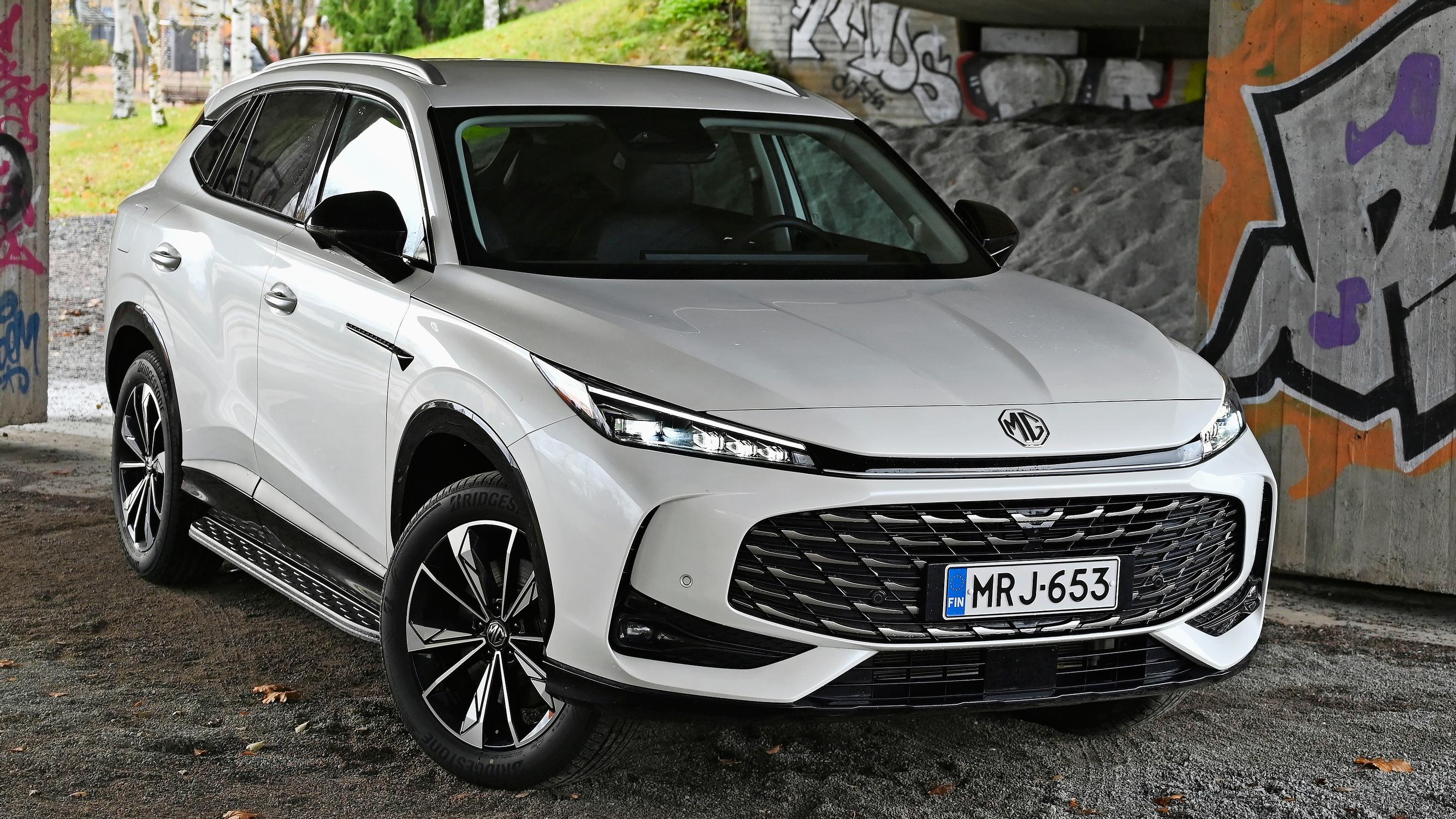 MG HS PHEV Luxuryn käyttöliittymä sekoilee – Mitä ”terveyskeskus” ja ”arvostus” tekevät yli 40 000 euron lataushybridissä?