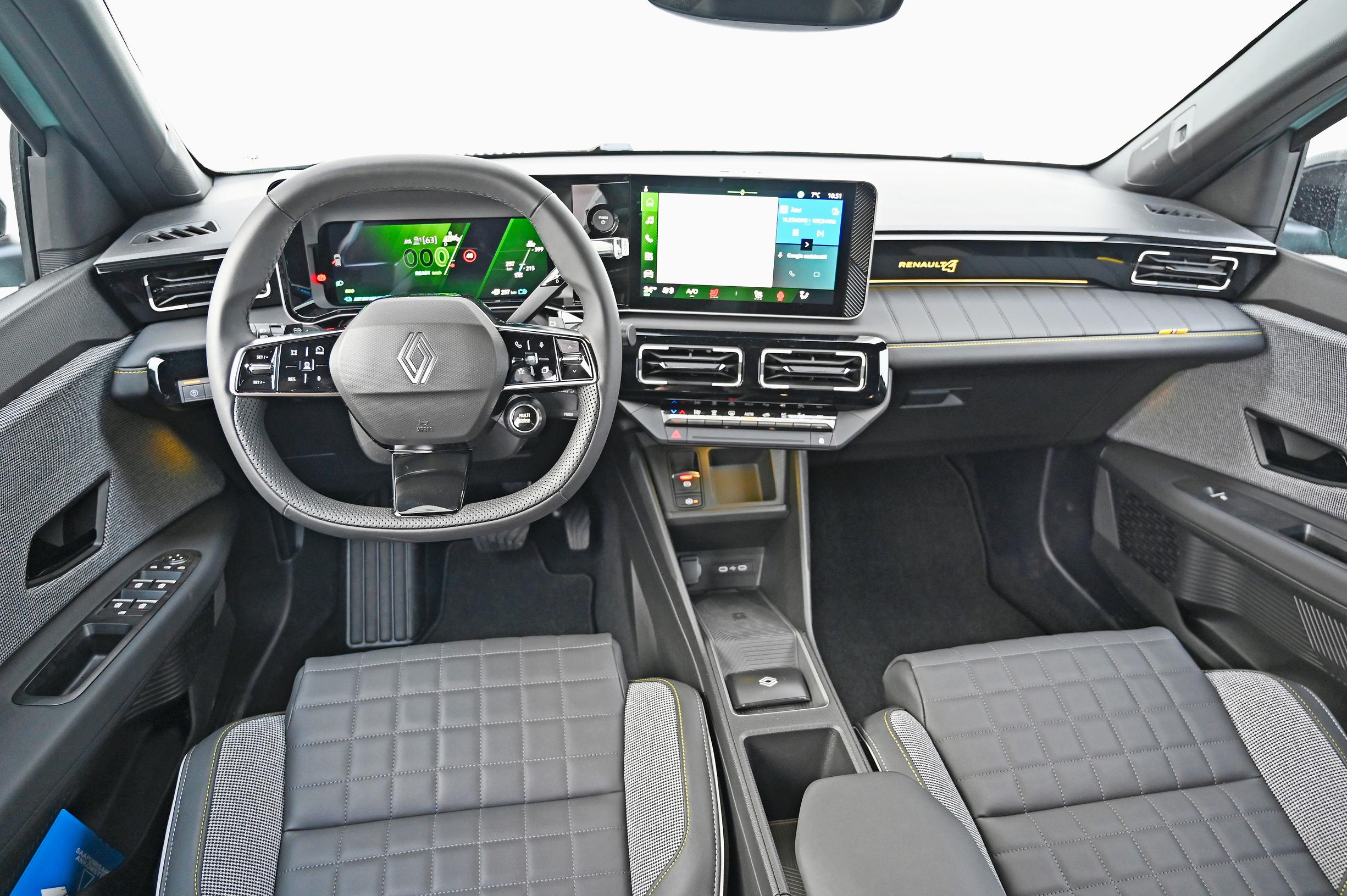 Renault 4 E-Techin ohjaamonäkymä on varsin tyylikäs ja nykyaikainen. Ohjauspyörä säätyy hyvin. Iconic-varustetasossa sisustus on laadukas ja moderni. Kierrätysmateriaaleista valmistetuissa verhoiluissa on kukonaskelkuvio, jota piristävät keltaiset tikkaukset. Kännykälle löytyy kätevä potero.