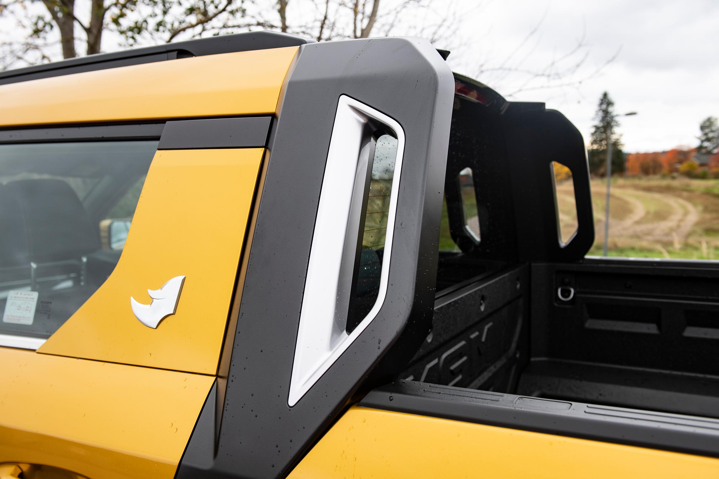 KGM Musson koristeena on sarvikuono ja lavassa kunnon kahvat. 