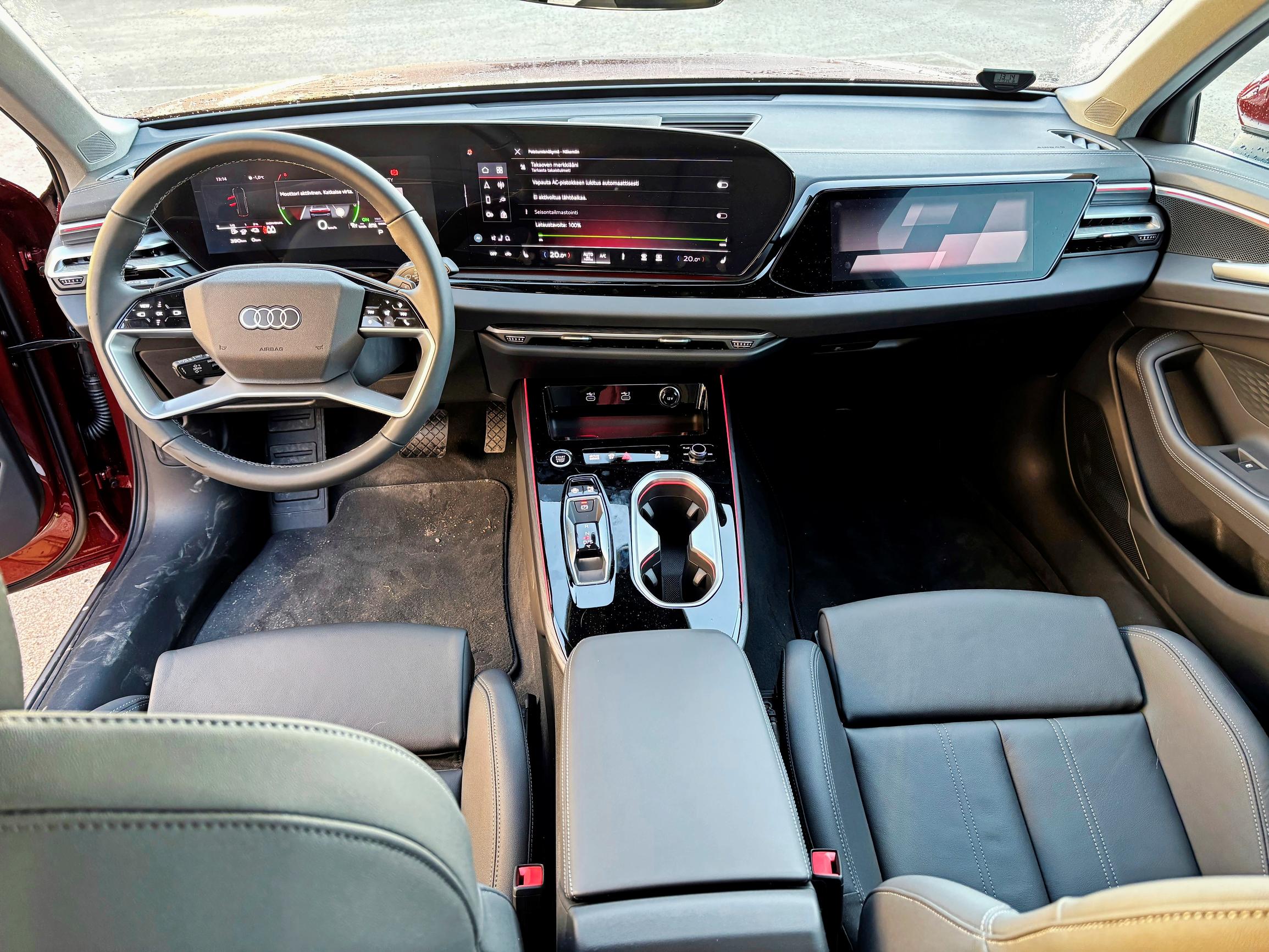 Audi A6:n kaarelle taivutettu massiivinen keskinäyttö tulvii informaatiota.