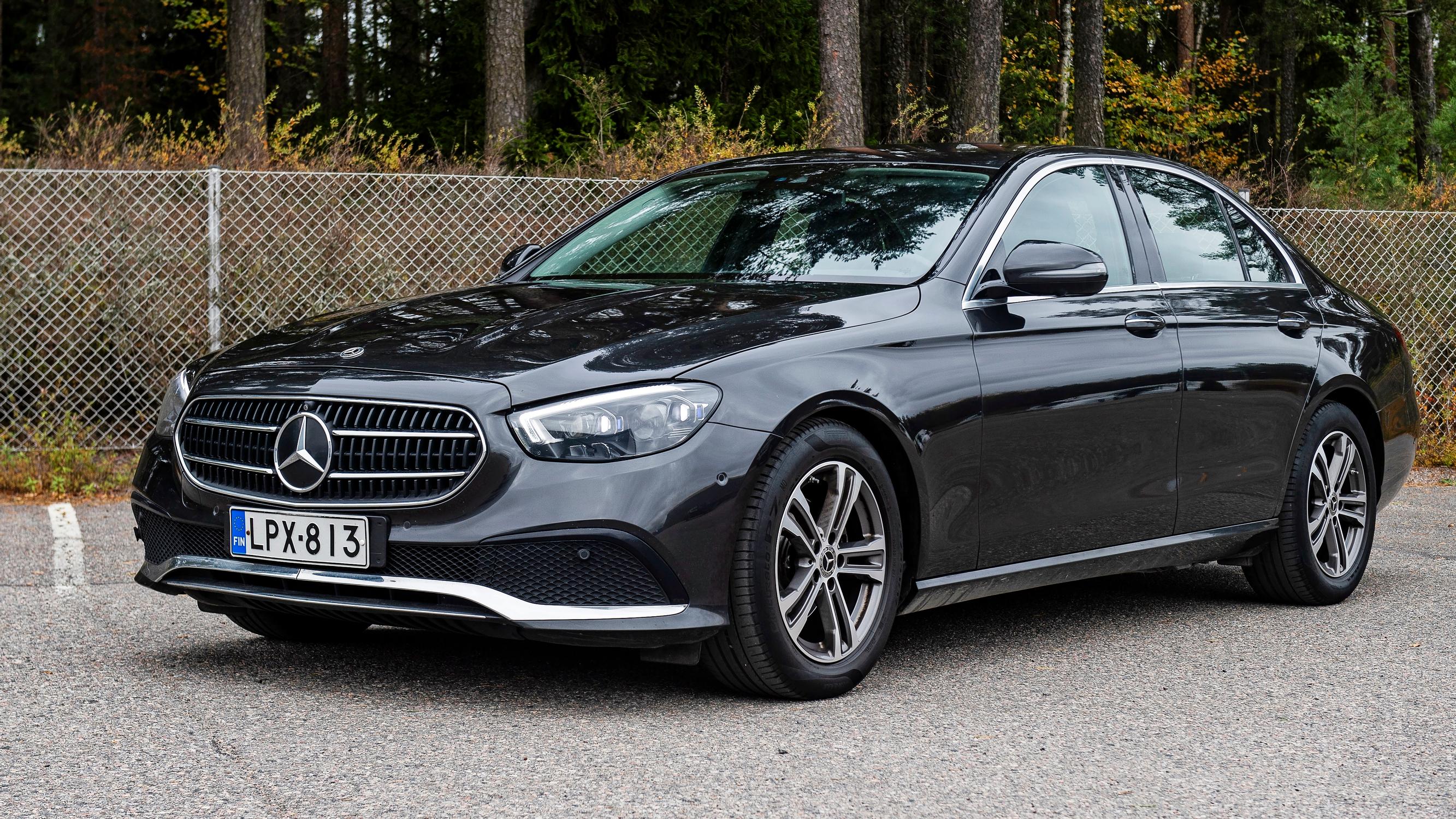 Mercedes-Benz E 200  D vm. 2022 vetää pidemmän korren SUV-buumista huolimatta – mutta matala kori ja takapään käytännöllisyys jakavat mielipiteitä