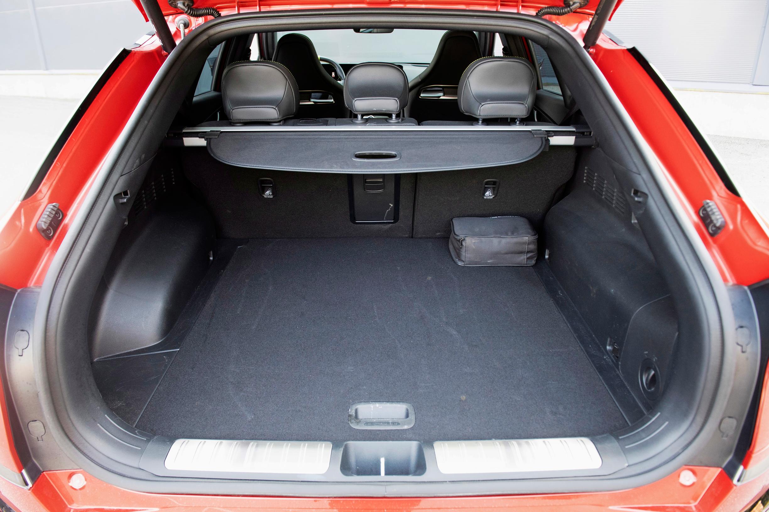 Kia EV6 GT:n tavaratila on niin iso ja helposti kuormattava, että tällaista löytyy vain harvasta urheiluautosta