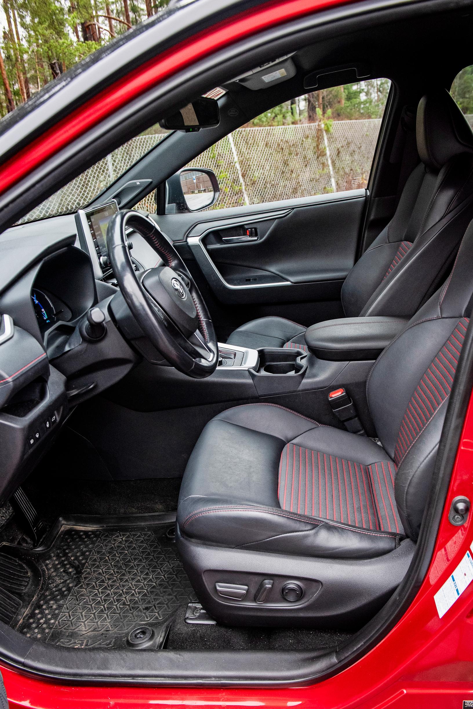 Toyota RAV4:n istuimet on verhoiltu puoliksi nahalla.