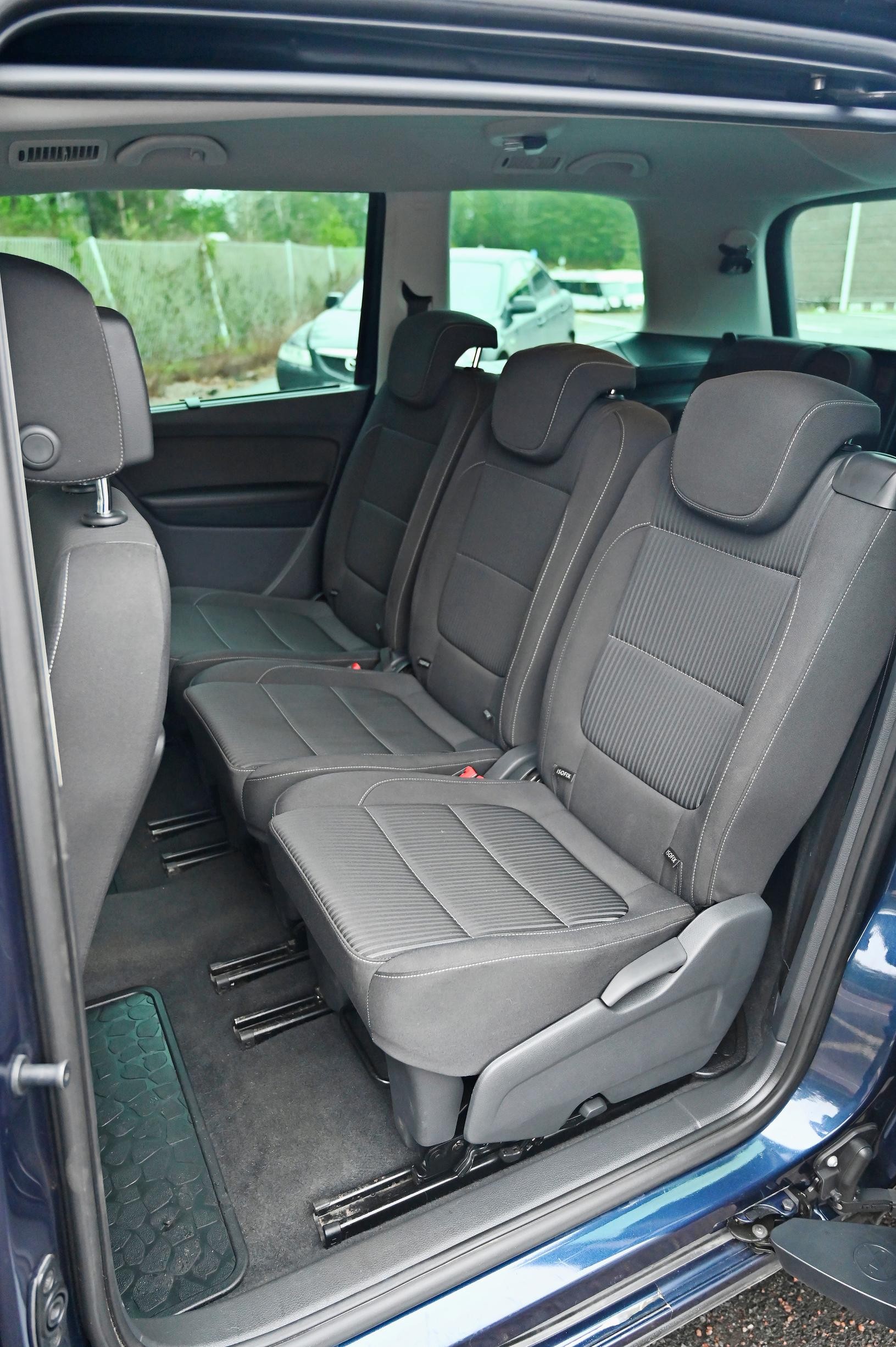 Keskirivillä vallitsee hyvin avara tunnelma. Kaikille matkustajille on kunnon istuimet.