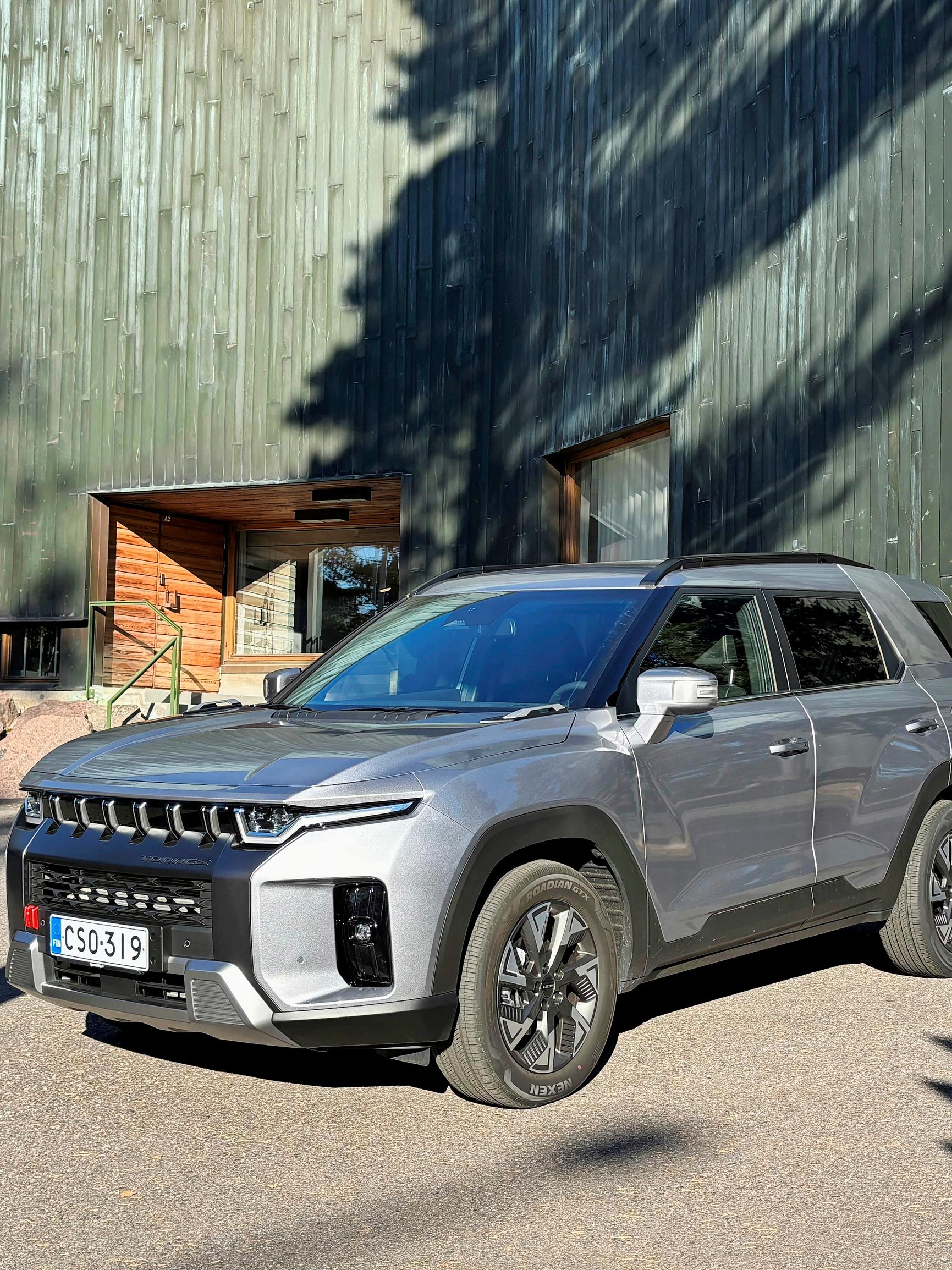 KGM Torres Hybrid: Mainiot tilat, mutta käynnistys ja vaihteisto sekoilevat yllättävän helposti – Katso video 