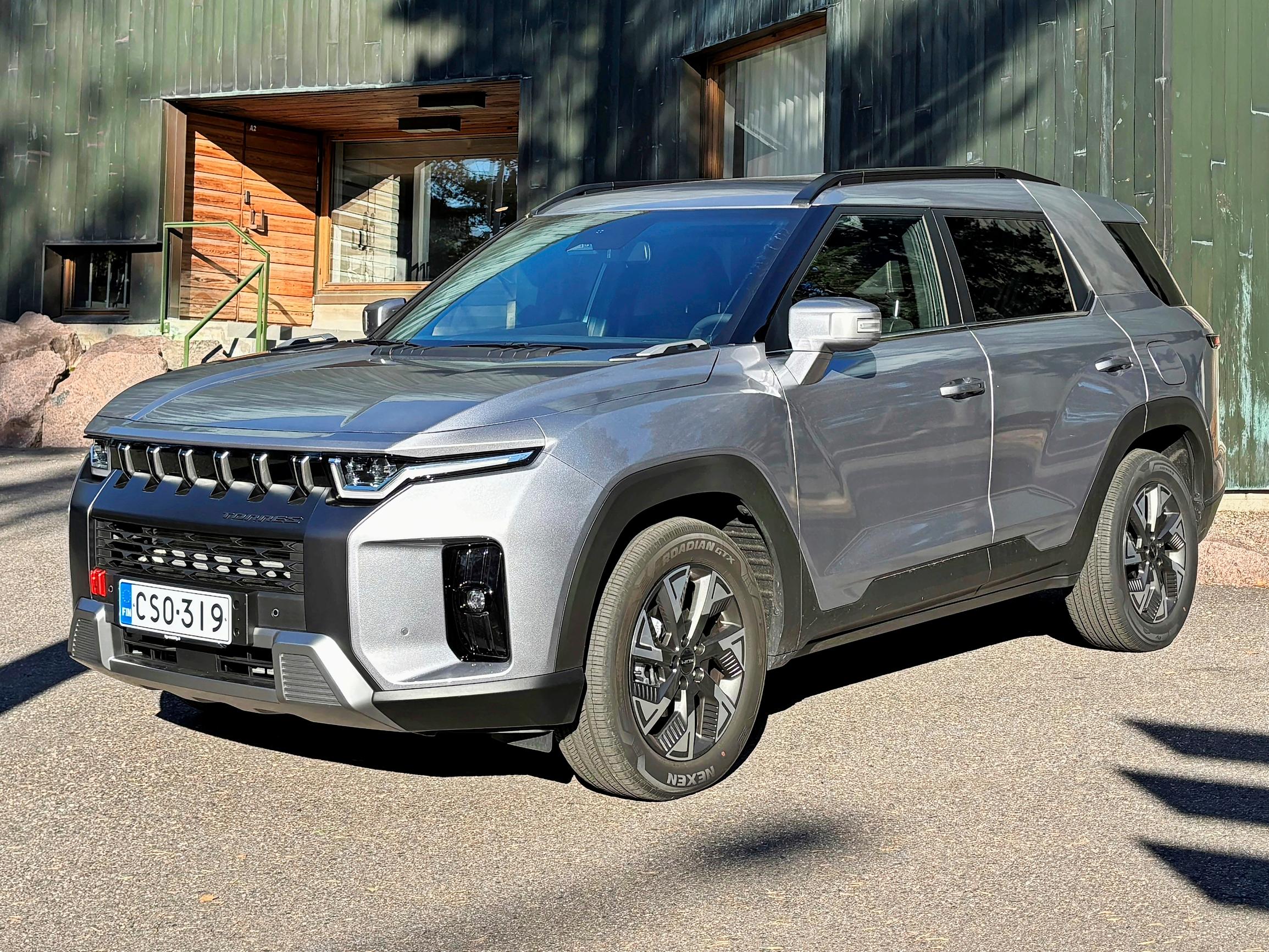 KGM Torres Hybrid: Mainiot tilat, mutta käynnistys ja vaihteisto sekoilevat yllättävän helposti – Katso video 