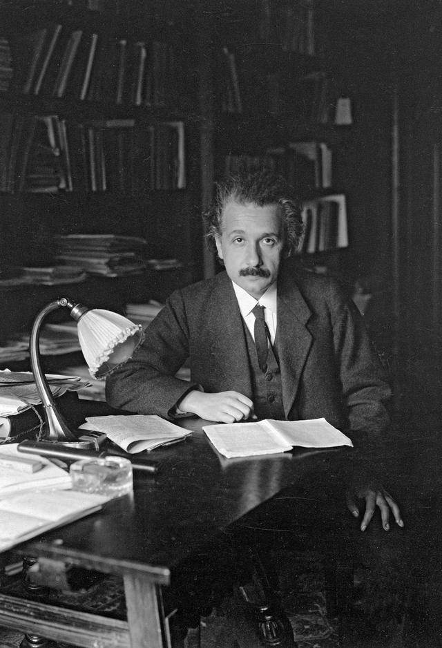 Albert Einstein vastusti mustia aukkoja ja sukkia – ja mokasi | Apu