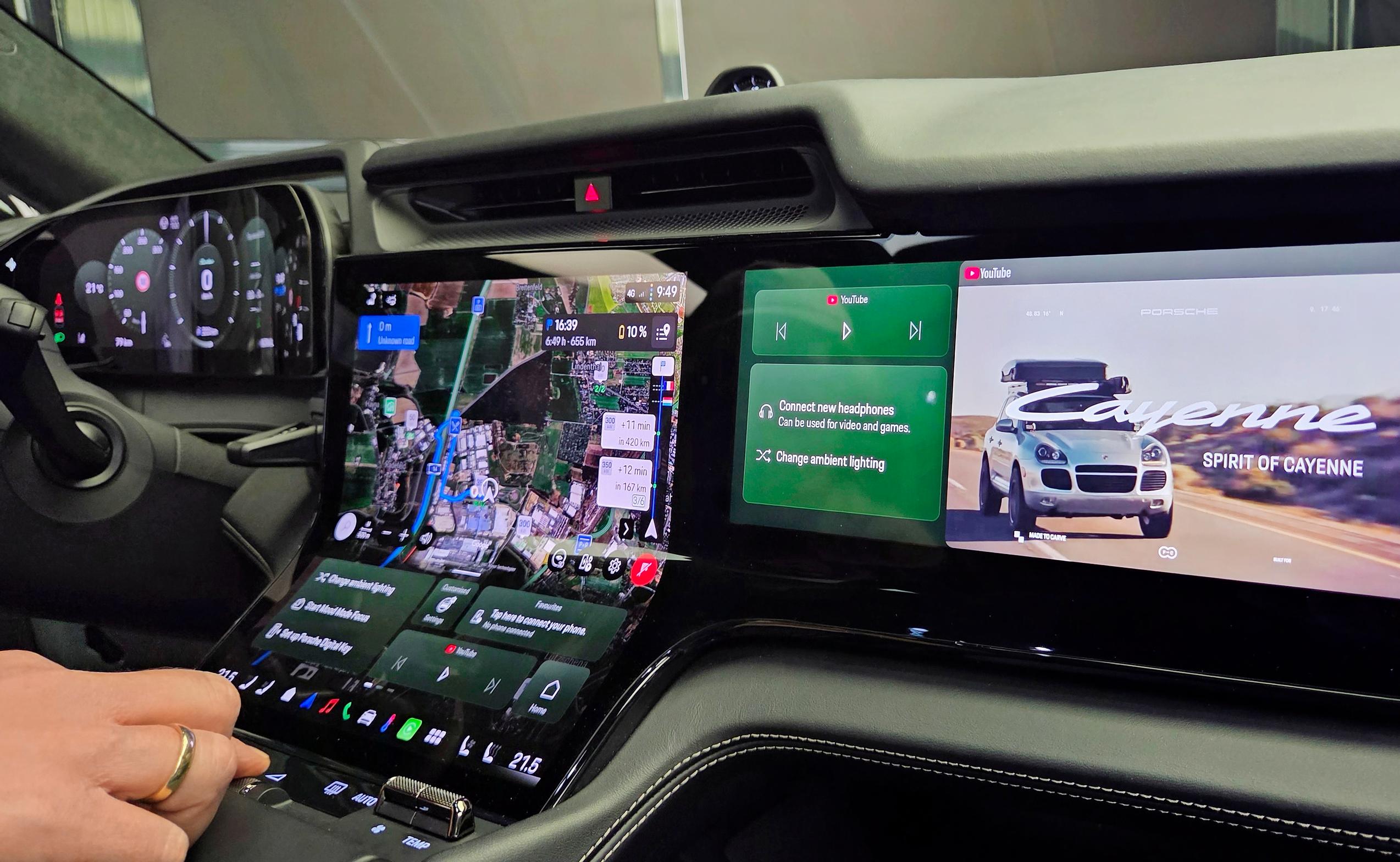 Porsche Cayenne Electricin ohjaamon kosketusnäytöt: Keskimmäinen kosketusnäyttö on kaareva alalaidastaan. Ratkaisu on yllättävän toimiva ja luonteva käyttää.