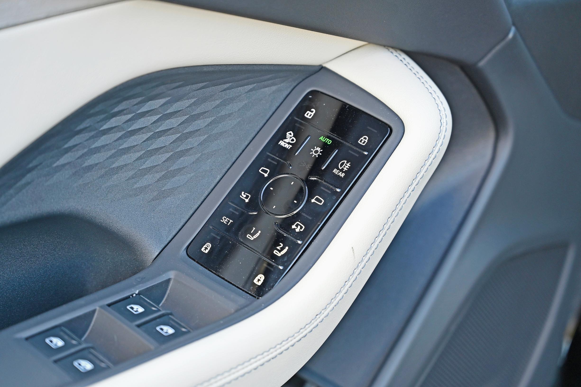 Uusi Audi A6 e-hybrid on esimerkki siitä, miten digistä huolimatta hommat voi hoitaa fiksusti: sähkösäädöt ja mutkattoman perinteiset muistipaikat.