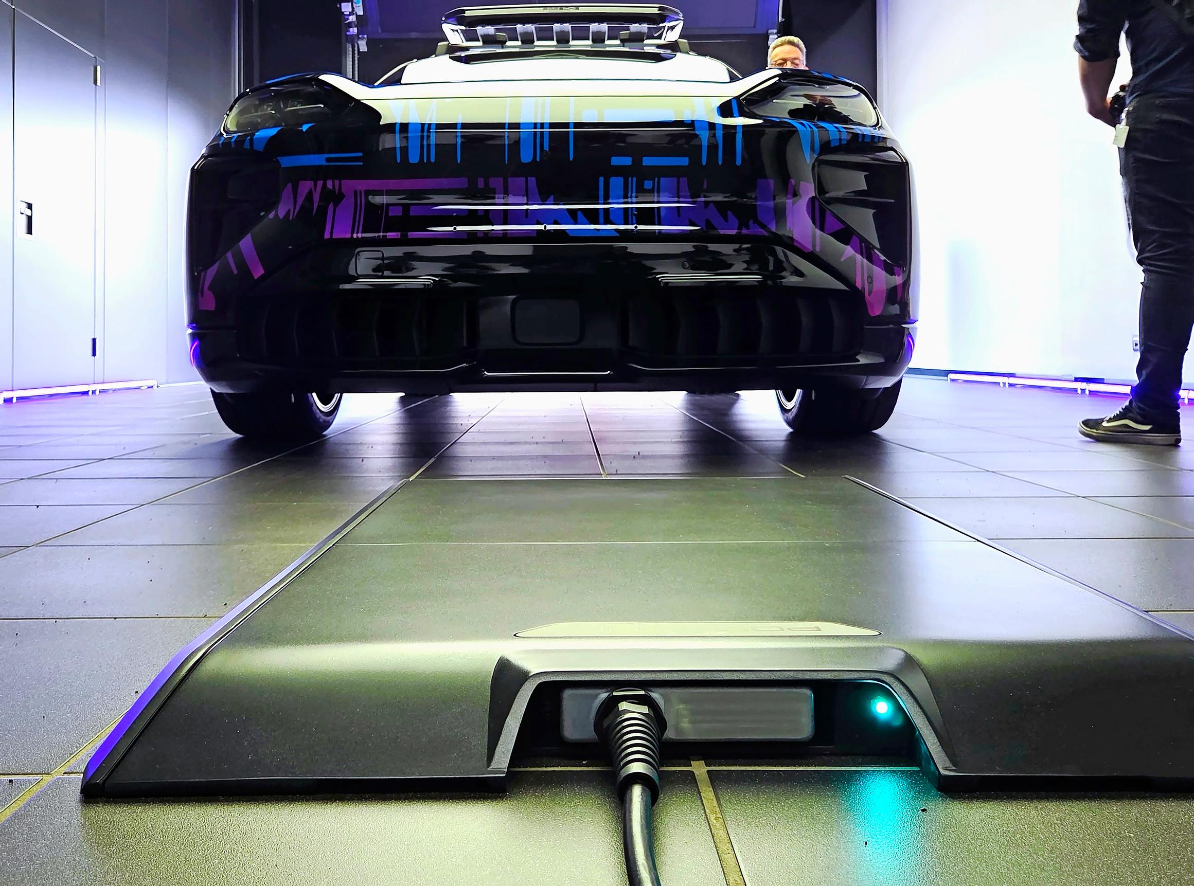 Porsche tarjoaa E-Cayenneen 11 kW:n tehoista langatonta latausta. Auto opastaa oikeaan kohtaan ajamisen. Latausasema kestää talviolosuhteita.