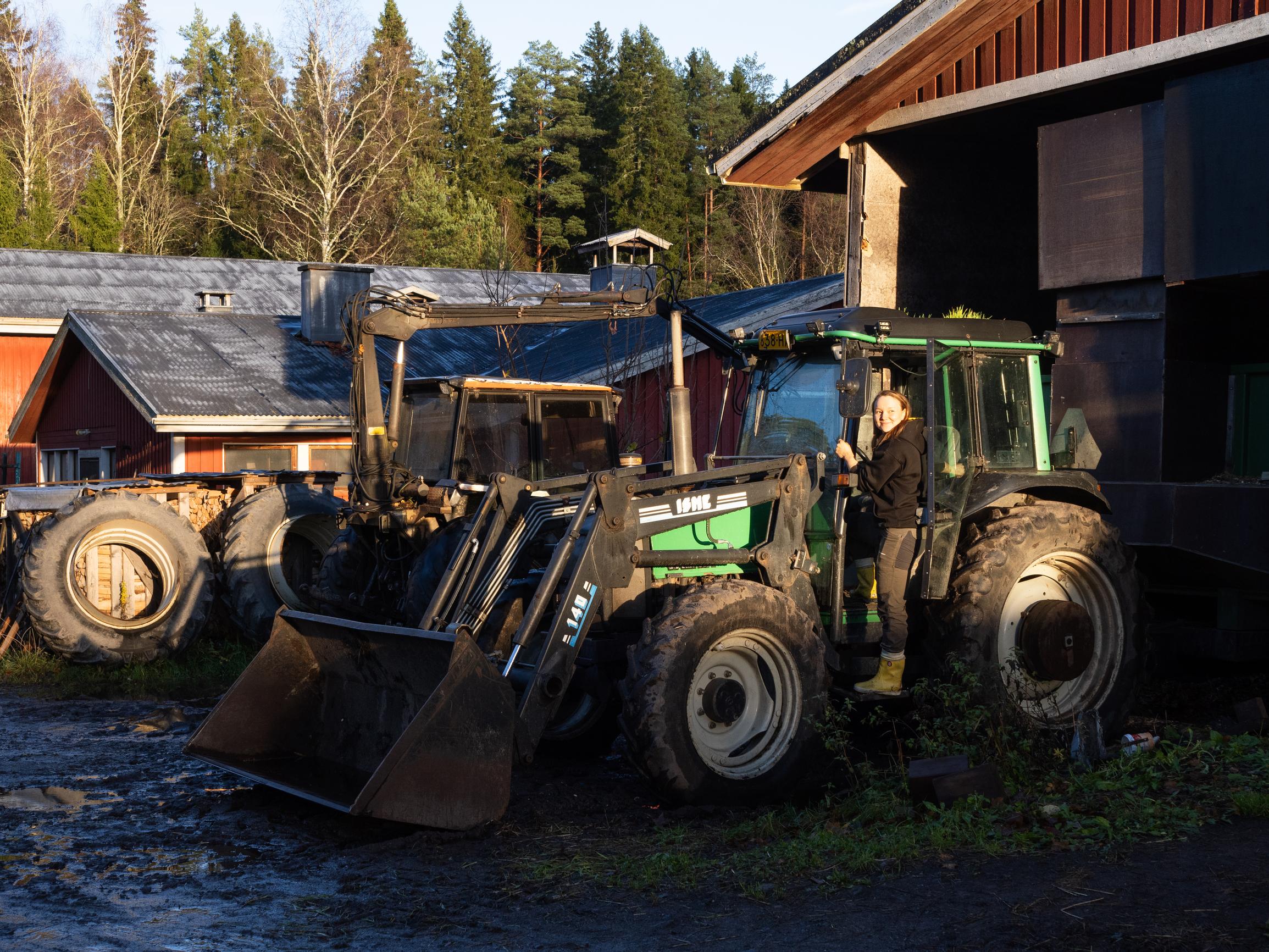 Anne-Mari Tarkkio eli Amskidabamski ajaa traktoria ja rohkaisee tyttöjä menemään sinne, mihin oikeasti haluaa.