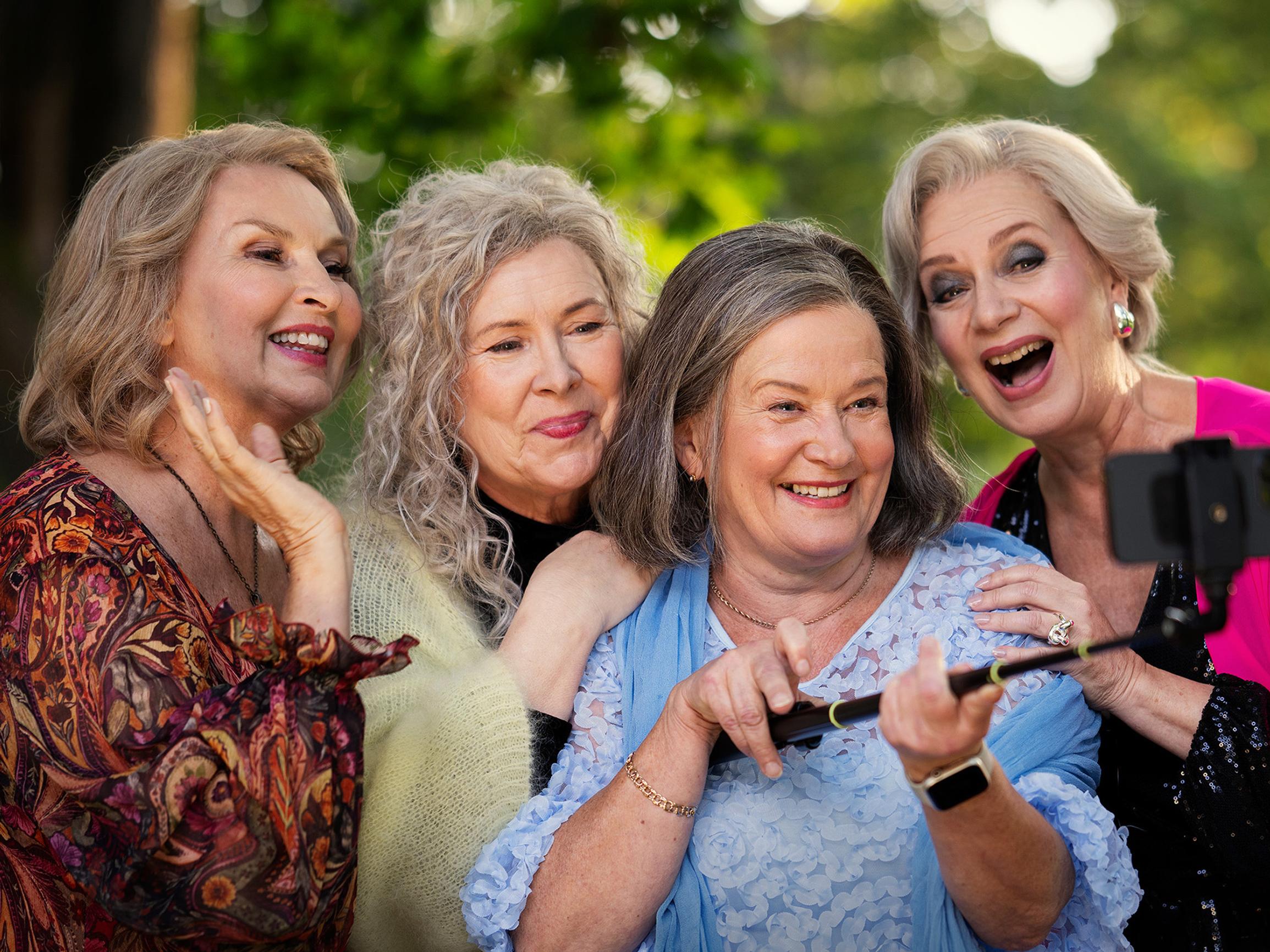 Kurtturuusut – Hienot näyttelijät tuovat energiaa Helsingin kaupunginteatterissa nähtävään ystävyyden ylistykseen