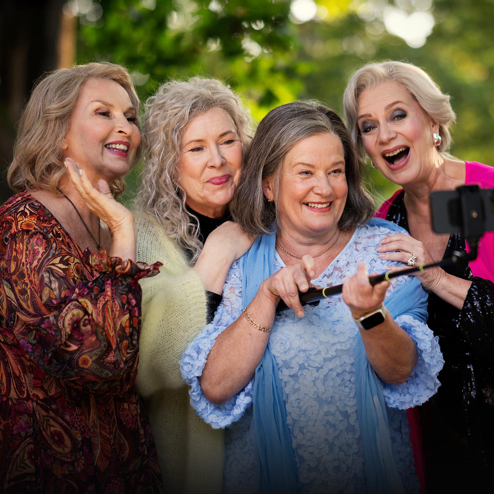 Kurtturuusut – Hienot näyttelijät tuovat energiaa Helsingin kaupunginteatterissa nähtävään ystävyyden ylistykseen