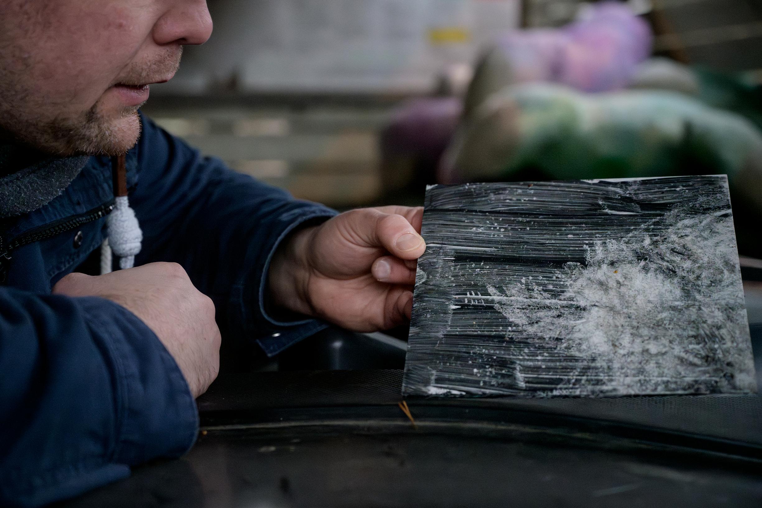 Santtu Pentikäinen tarkastelee jälkilevyä. Siitä näkee, liikkuuko paikalla rottia.