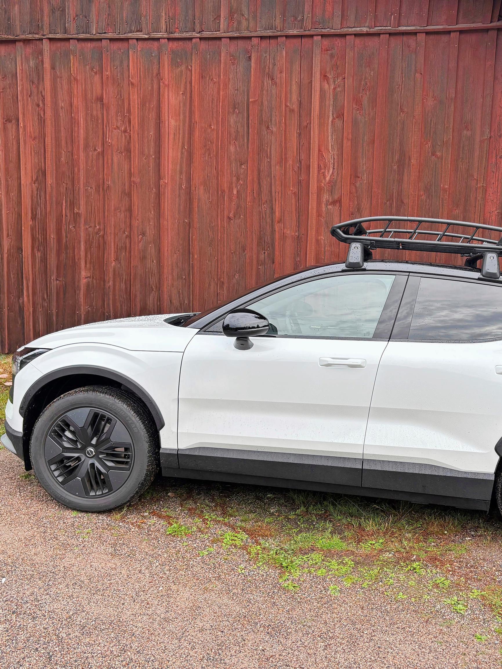 Nelivetoinen Volvo EX30 Cross Country lähtee kuin hauki rannasta – Menneen vuosisadan Ferrareilla ja Lamborghineilla ei olisi ollut mitään saumaa