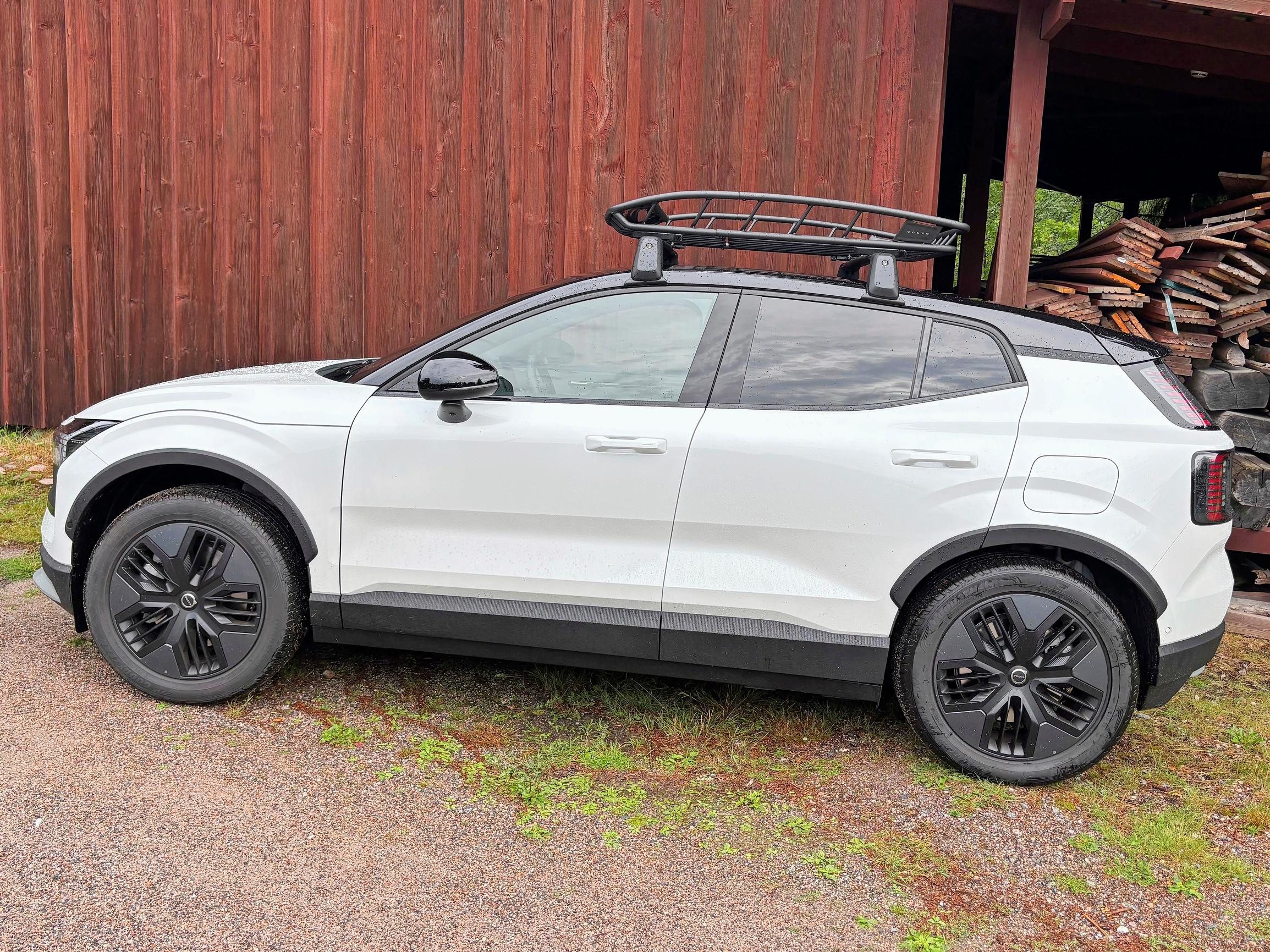 Nelivetoinen Volvo EX30 Cross Country lähtee kuin hauki rannasta – Menneen vuosisadan Ferrareilla ja Lamborghineilla ei olisi ollut mitään saumaa