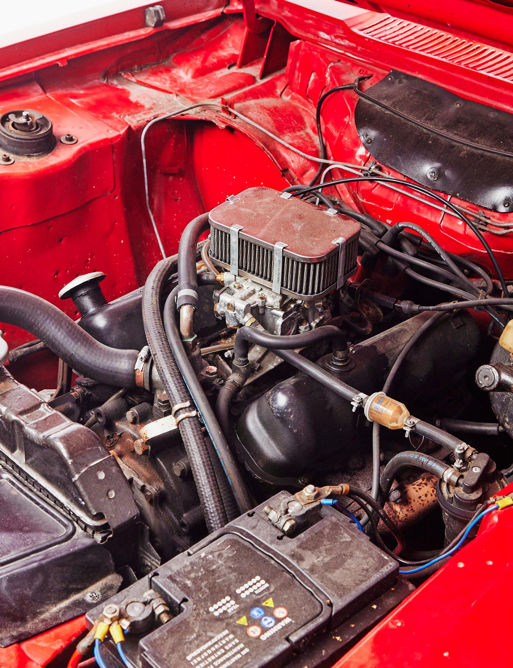 2,0-litrainen Cologne-V6 on nykymittapuulla teholtaan vaatimaton, mutta toisaalta Capri on kevyt.