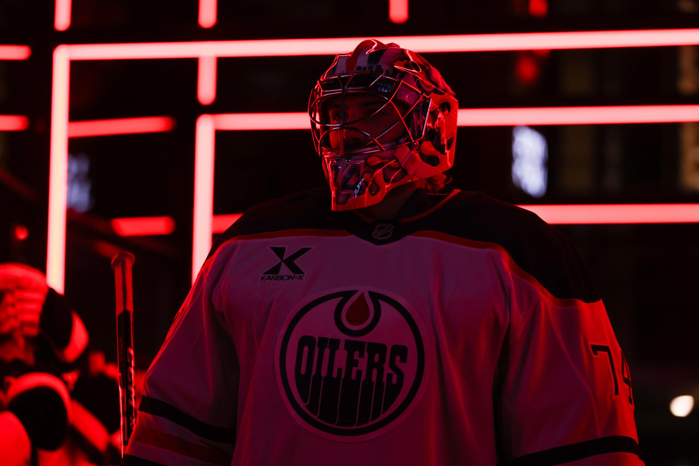 Edmonton Oilersin maalivahti Stuart Skinner lähikuvassa ennen peliä.