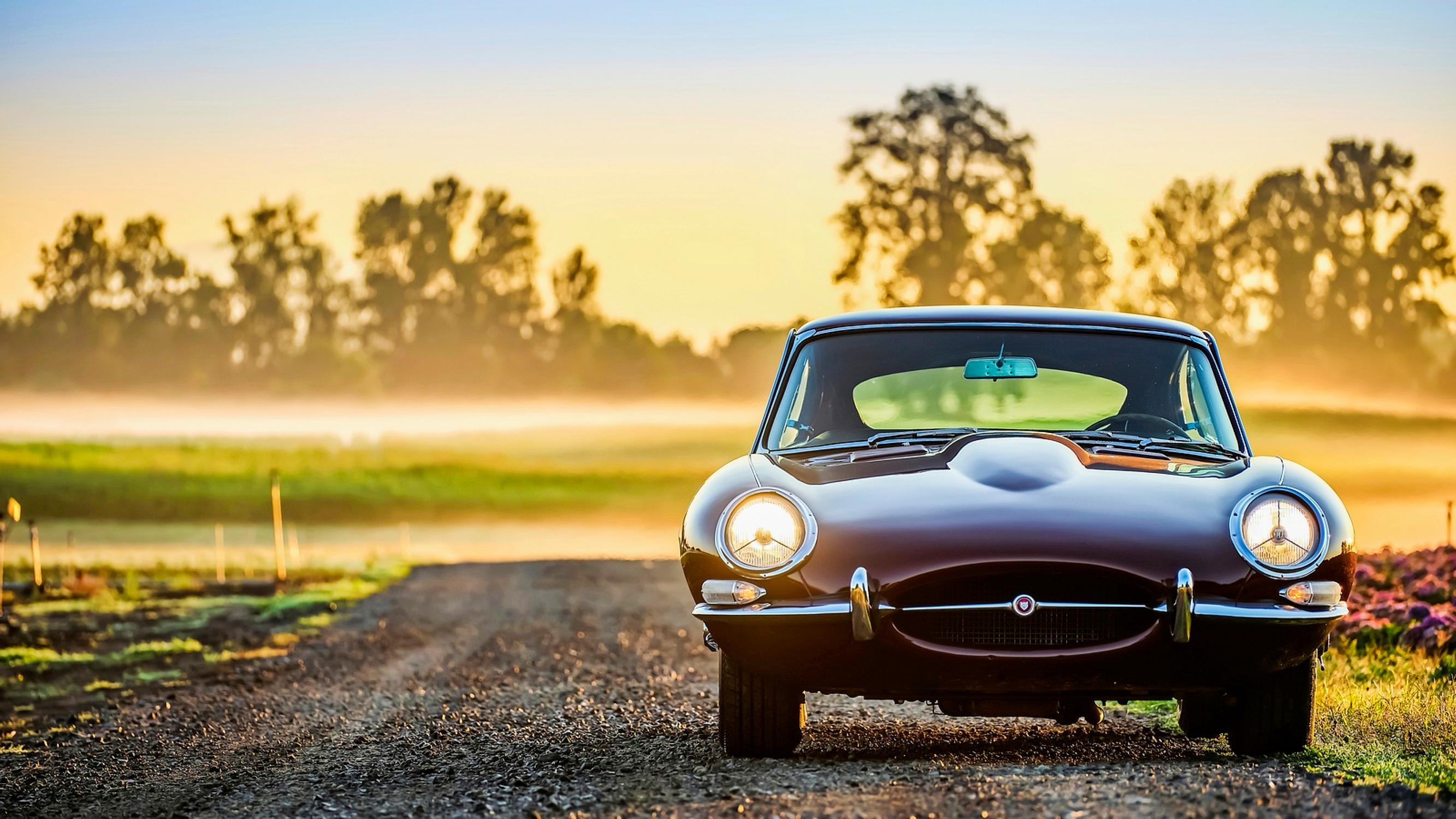Jaguar E-type on valittu ties kuinka monta kertaa maailman kauneimmaksi autoksi – eikä syyttä.