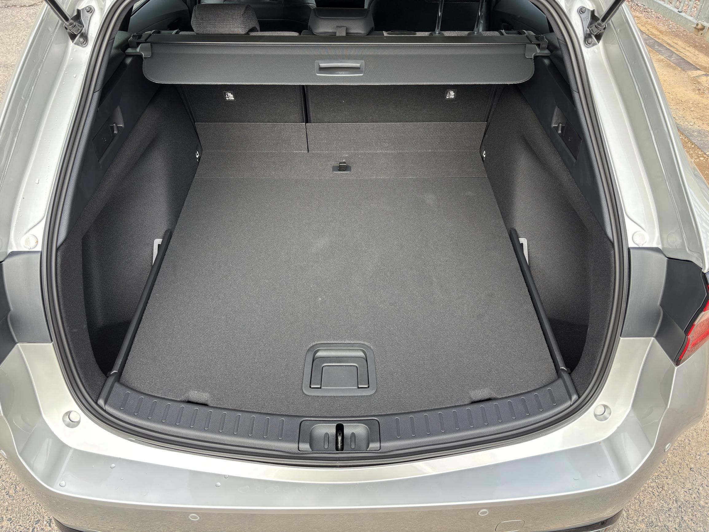 Toyota Corolla Touring Sportsin tavaratila on keskikokoiseen perheautoon suorastaan valtava: 596 litraa.