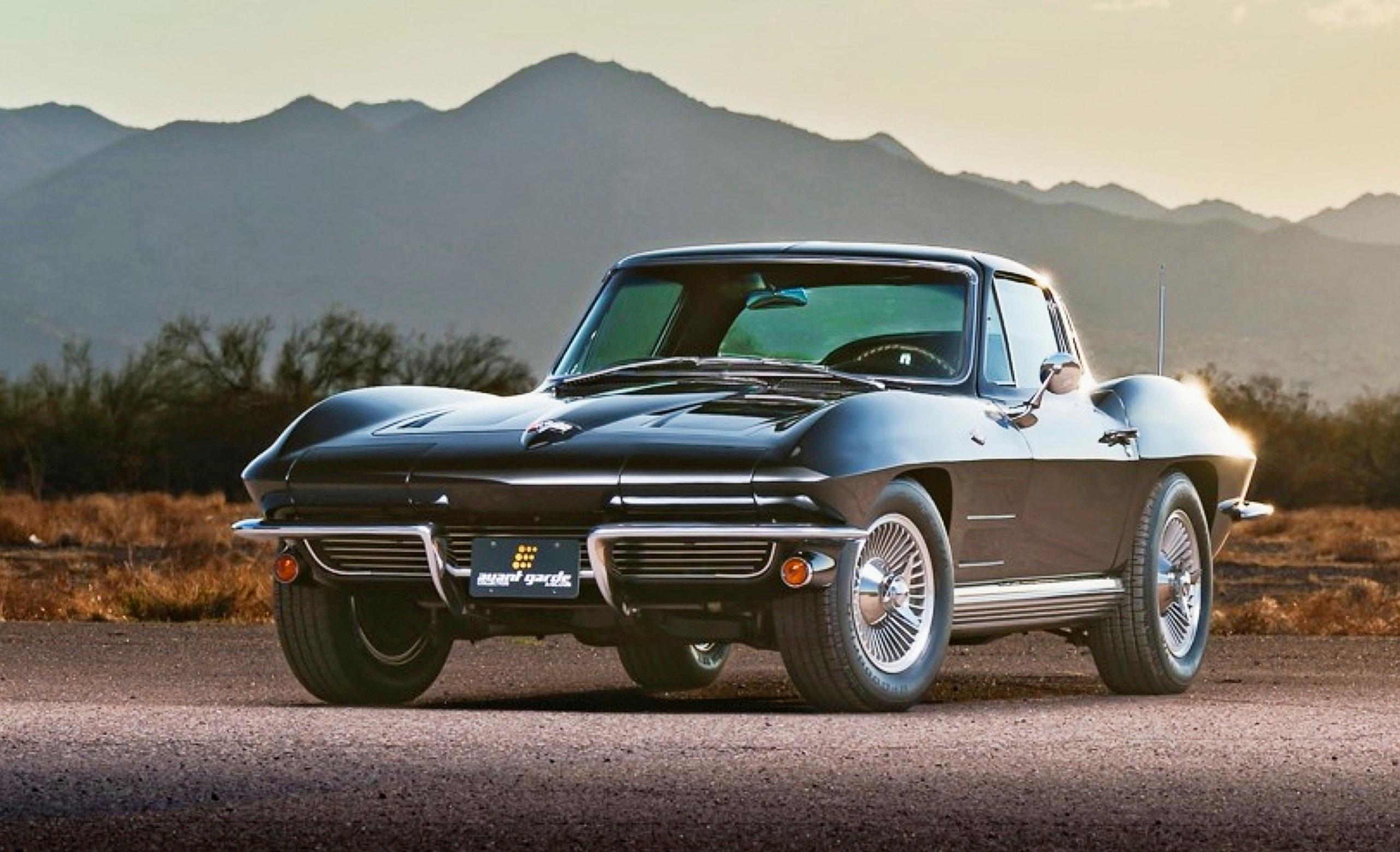 Chevrolet Corvette kuvattuna auringonlaskussa. Tämä Sting Ray pelaa samassa sarjassa kuin Jaguar E-type.