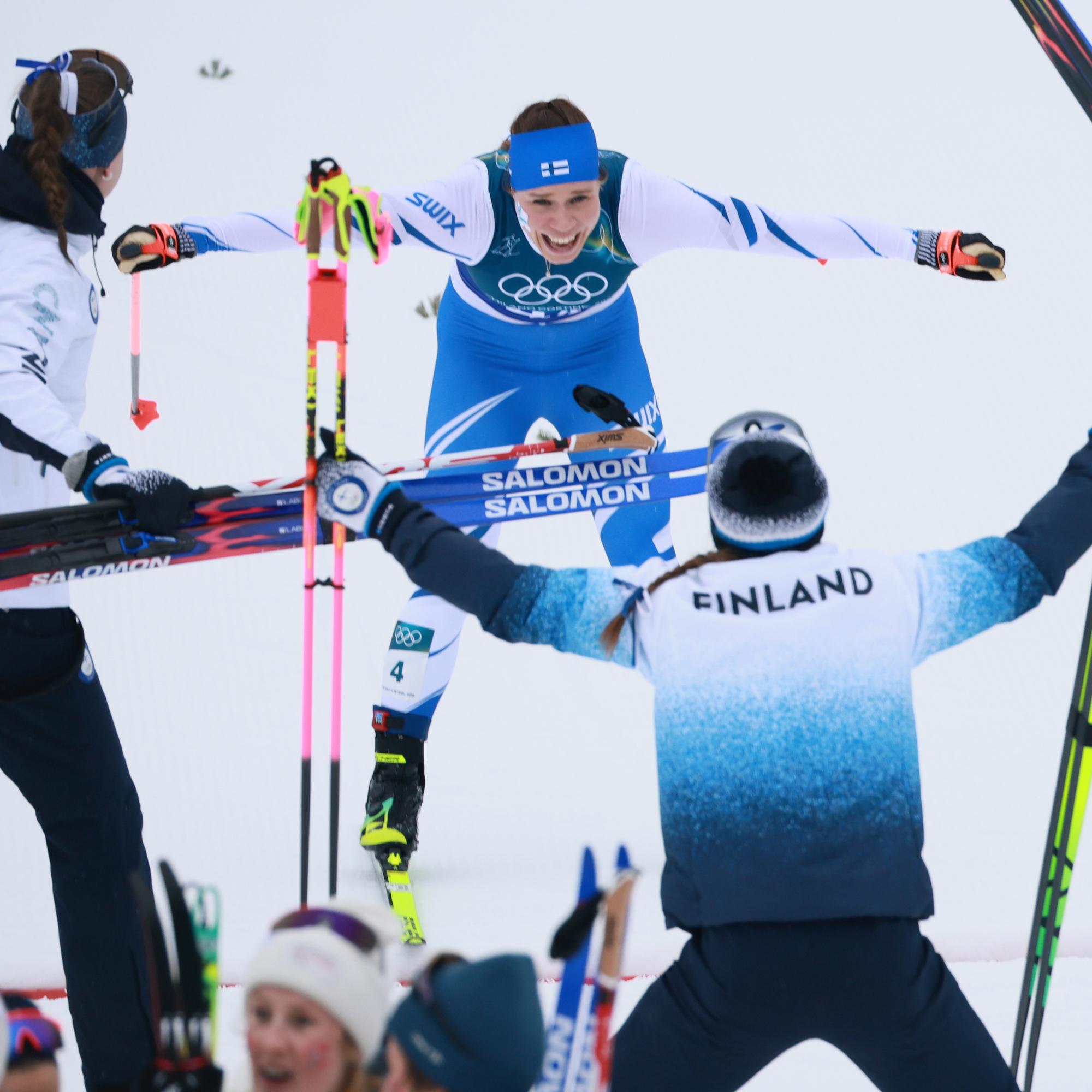 Pronssi oli Suomelta maksimisuoritus naisten viestissä – hiihtoväki sai uudet viestisankarit joukkueen rujosta heikkoudesta huolimatta