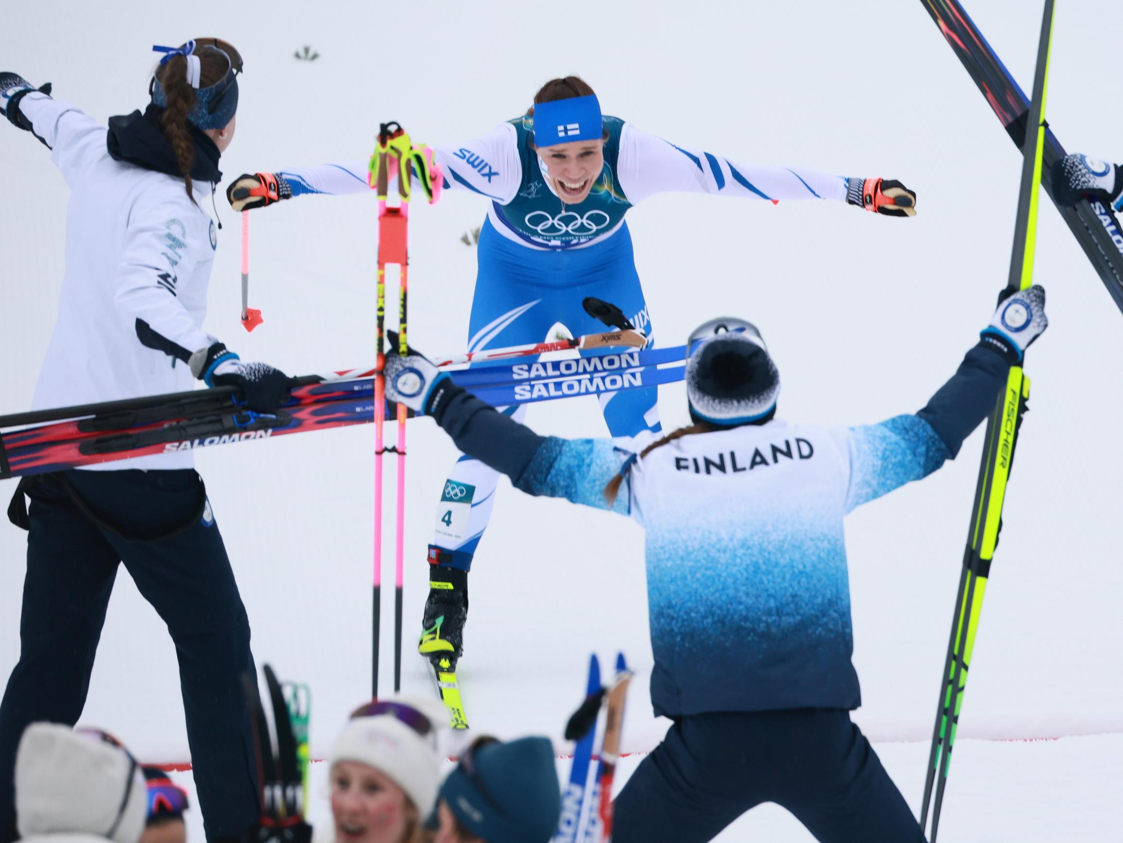 Pronssi oli Suomelta maksimisuoritus naisten viestissä – hiihtoväki sai uudet viestisankarit joukkueen rujosta heikkoudesta huolimatta