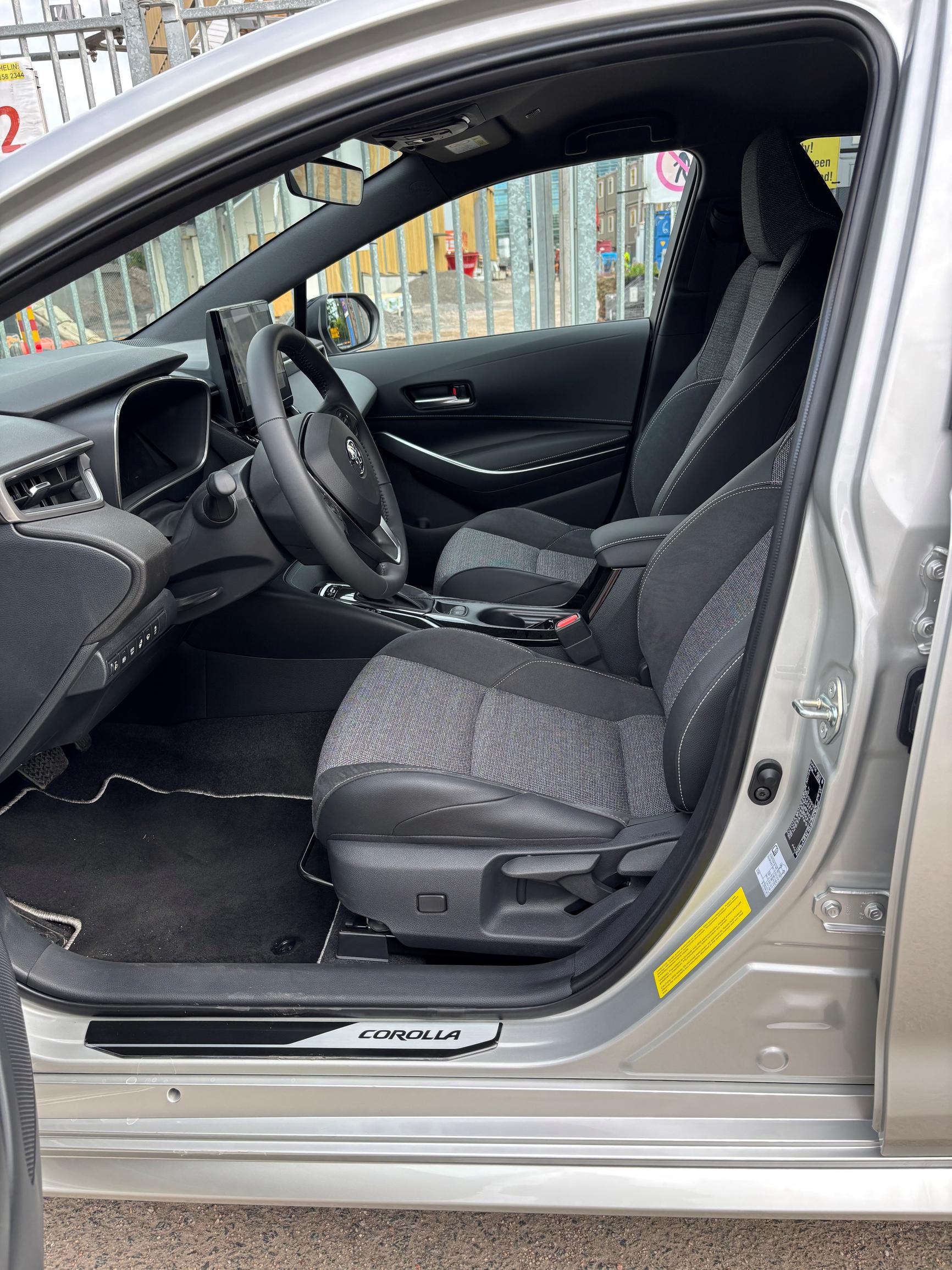 Toyota Corolla Touring Sportsin kuljettajan konttorissa ei mitään valittamista.