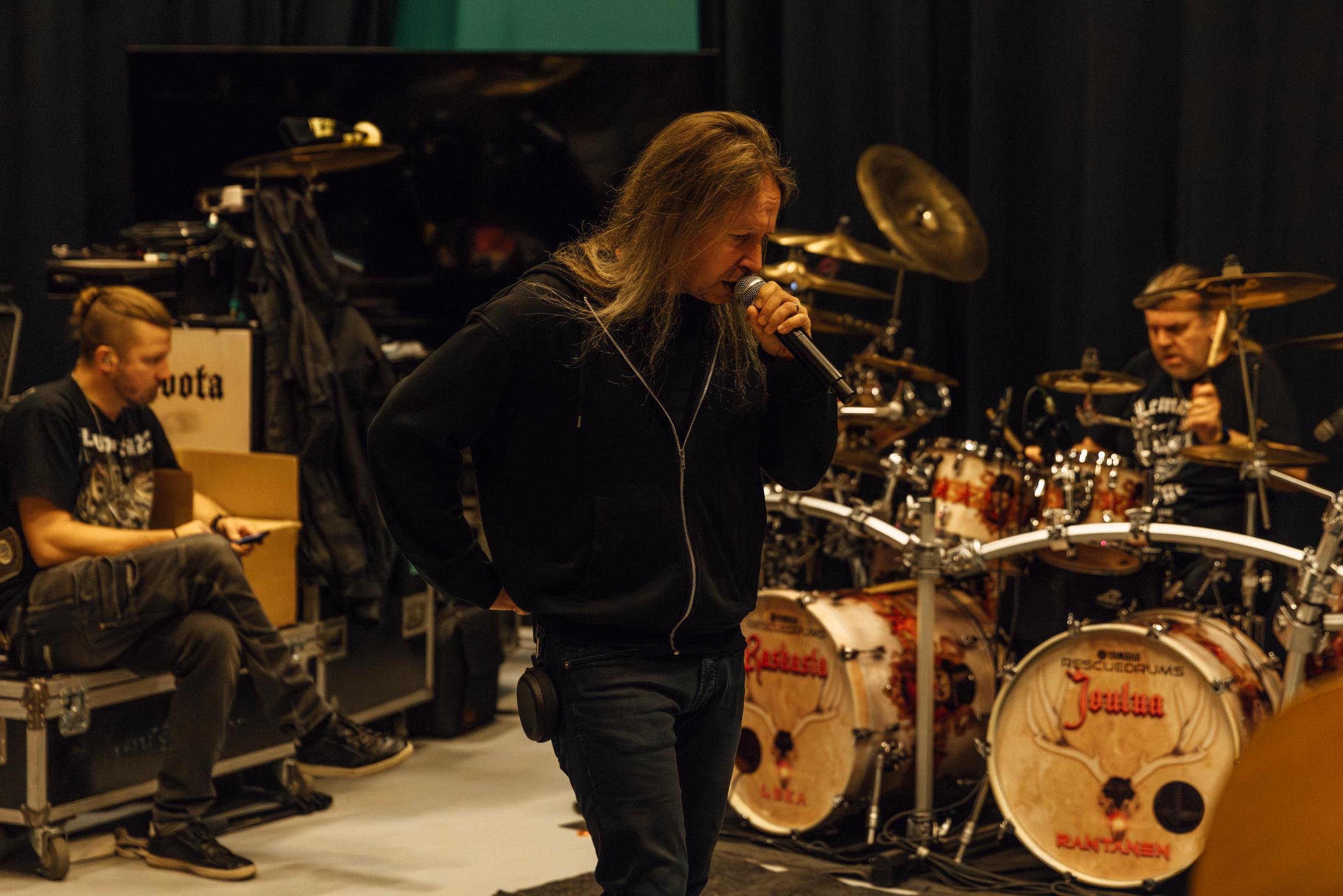 Laulaja  Timo Kotipelto on tänä vuonna ensi kertaa mukana Raskasta joulua -kiertueelle. Harjoituksissa taustalla rumputeknikko Jarno Piipari ja rumpali Mirka Rantanen.