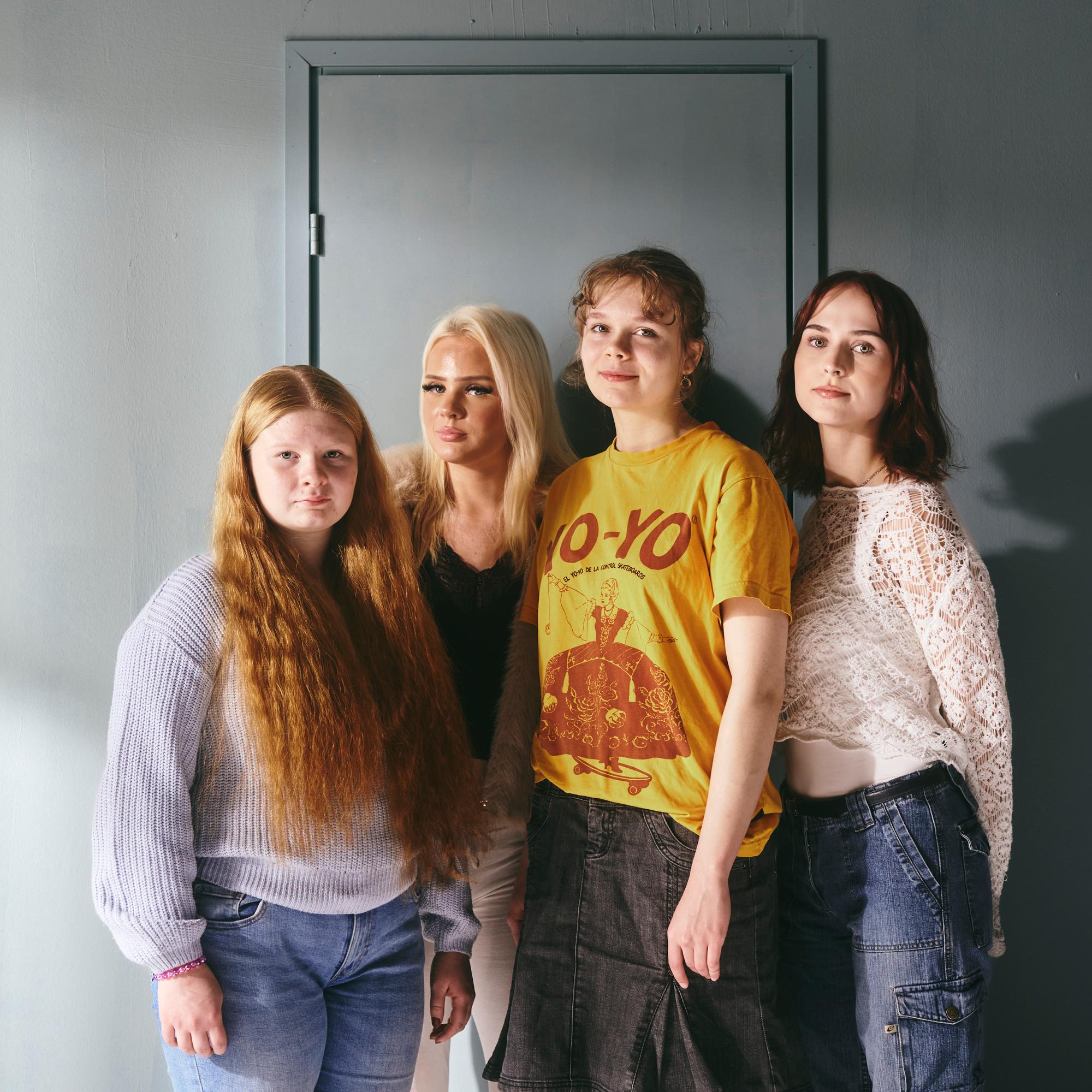 Kun Aliinan isä kuoli, hän halusi nukkua seuraavan yön isän lakanoissa – Aliina, Jessica, Olga ja Siiri menettivät vanhempansa nuorina