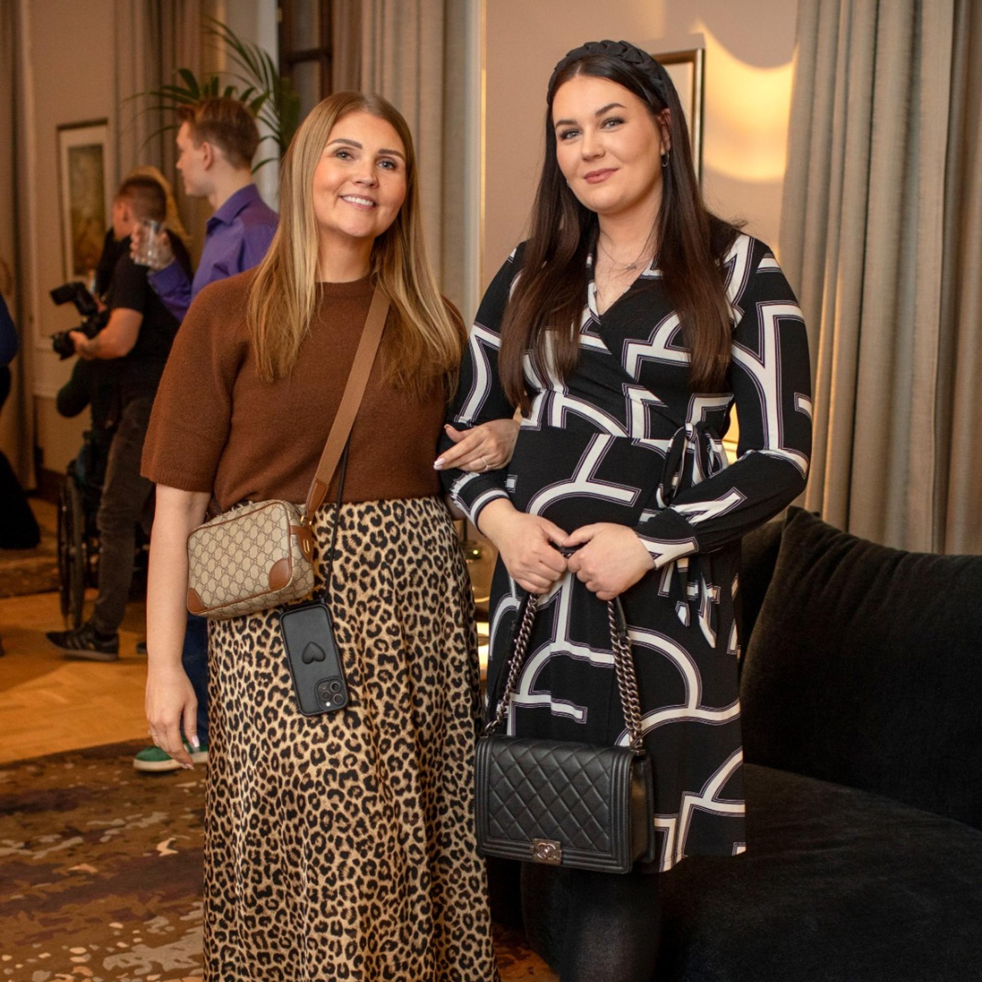 Kun Miss Plus Size Finland Marjaana Lehtinen kirosi, mahtuuko mekko päälle, Miss Suomi Michaela Söderholm riensi jesarin kanssa apuun – pian ystävyys täyttää 10 vuotta