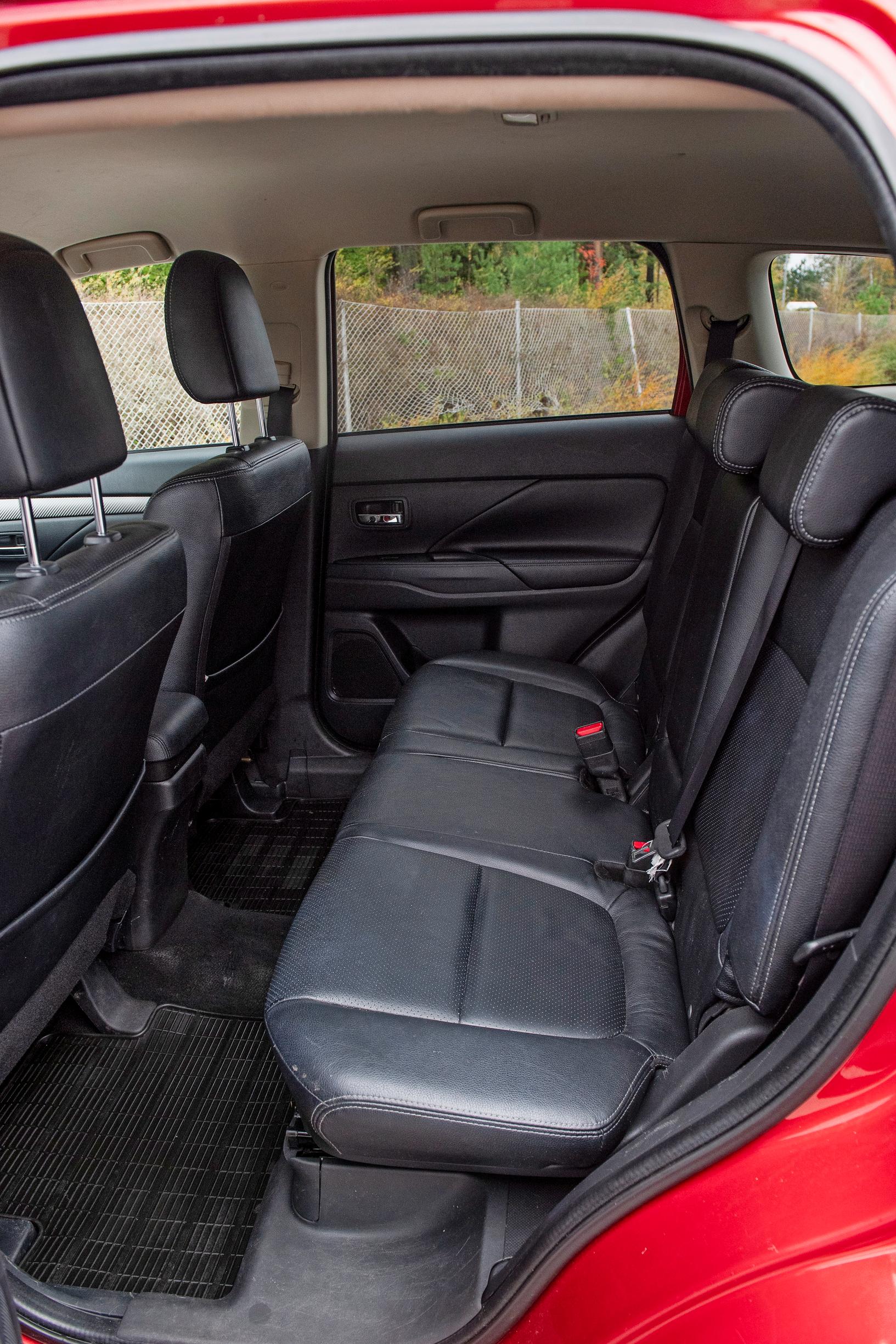  Outlanderin takapenkki, jossa on hyvin tilaa. Tavaratilasta löytyy vielä kaksi esiin taittuvaa lisäistuinta.