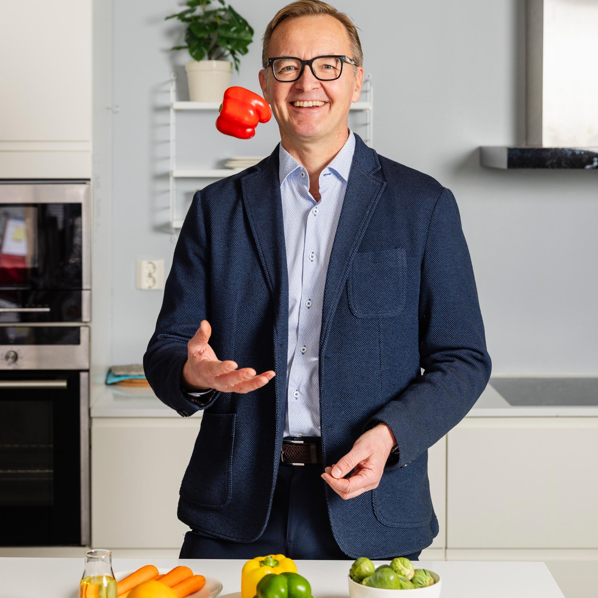 Kun geenitesti paljasti Pirjon Alzheimer-riskin, ruokavalio meni remonttiin – Ravitsemusterapeutti Reijo Laatikainen tähdentää kasvisten ja marjojen merkitystä aivoille 