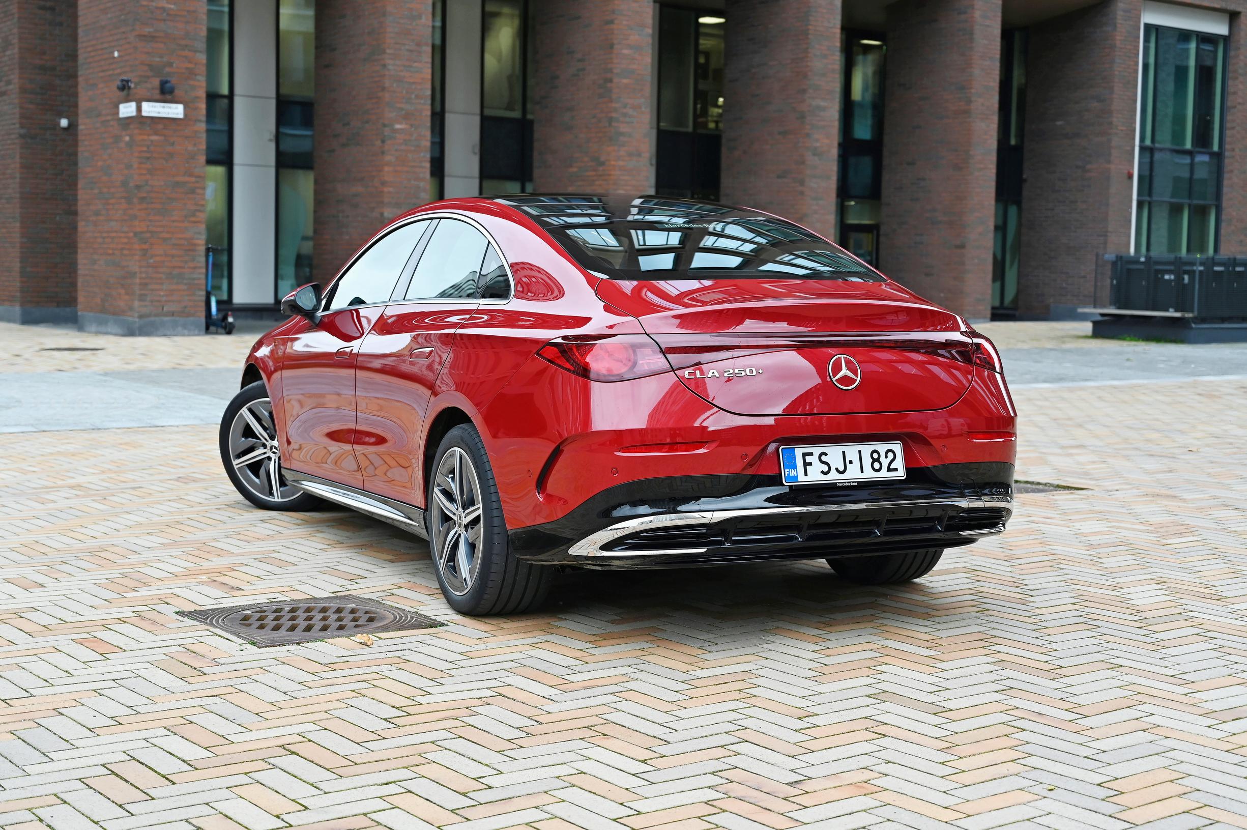 Mercedes-Benz CLA 250+ AMG Line tarttuu tiehen mutkissa liikoja kallistelematta ja hanakasti; tässä auttaa yli kahden tonnin omamassa. Ajotuntuma on jousitustuntuman suhteen topakka, mutta ei umpikova. Ohjaukseen voi valita erilaisia vasteita.