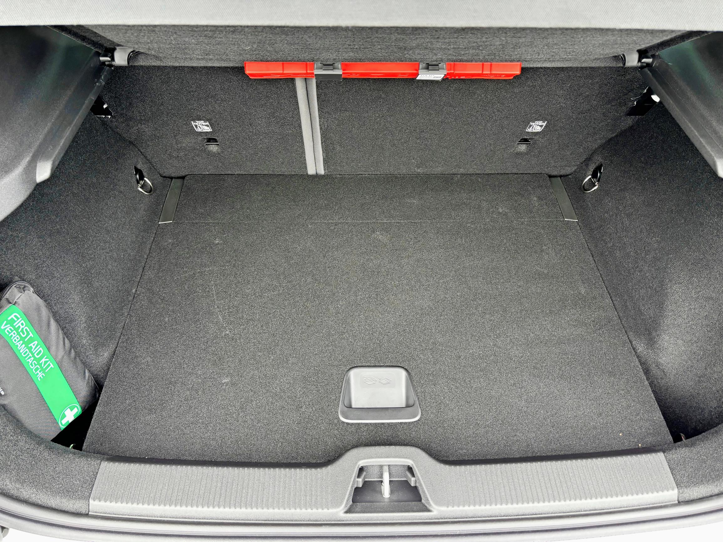 Volvo EX30 Cross Countryn tavaratila on tosi kompakti. Konepellin alta löytyy pieni lisäpotero.