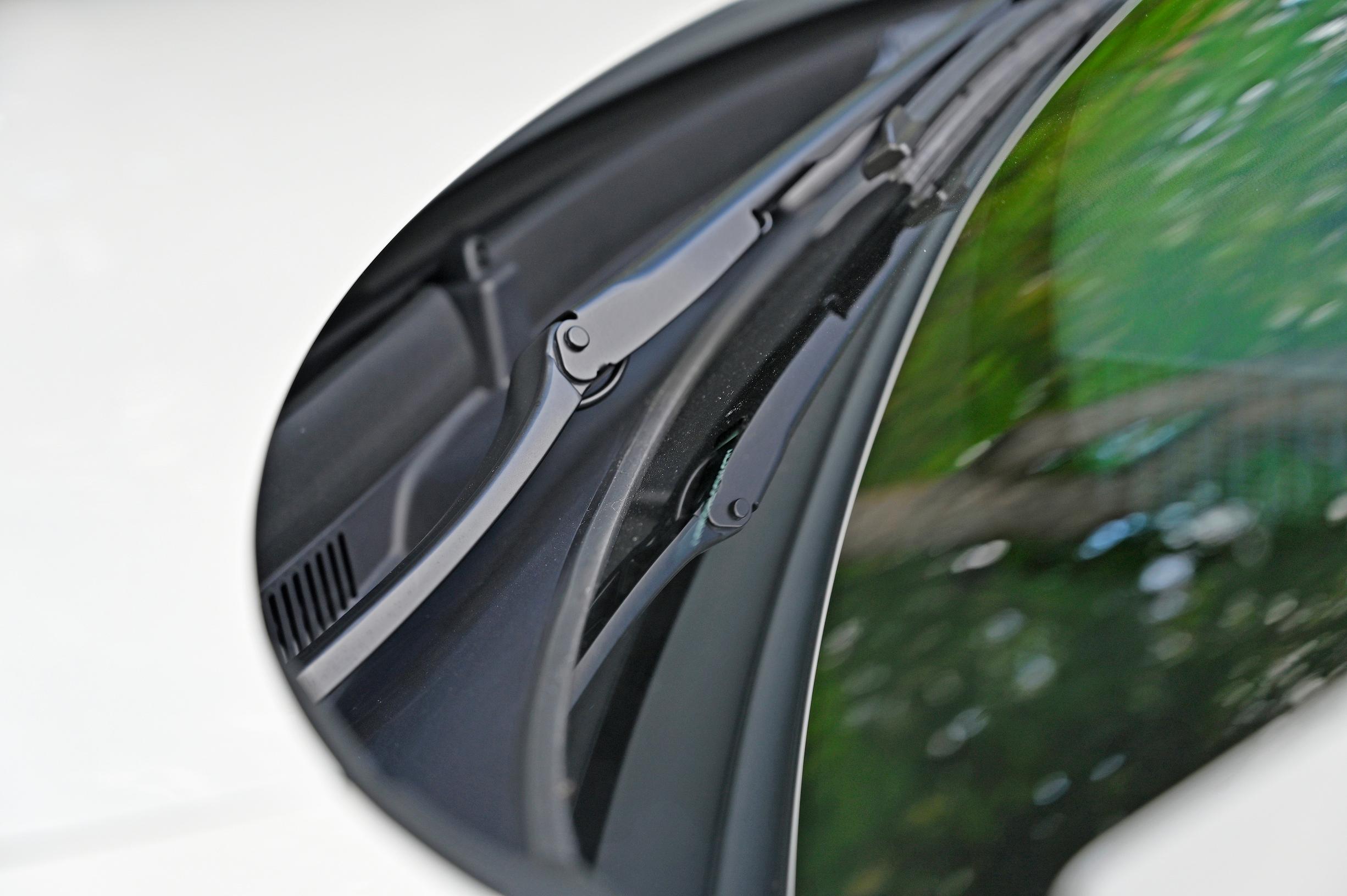 Smart #5 Pro+:n tuulilasin alareunan syvä kaukalo kerää hanakasti kaikkea ilmassa liikkuvaa – talvella on luvassa haasteita.